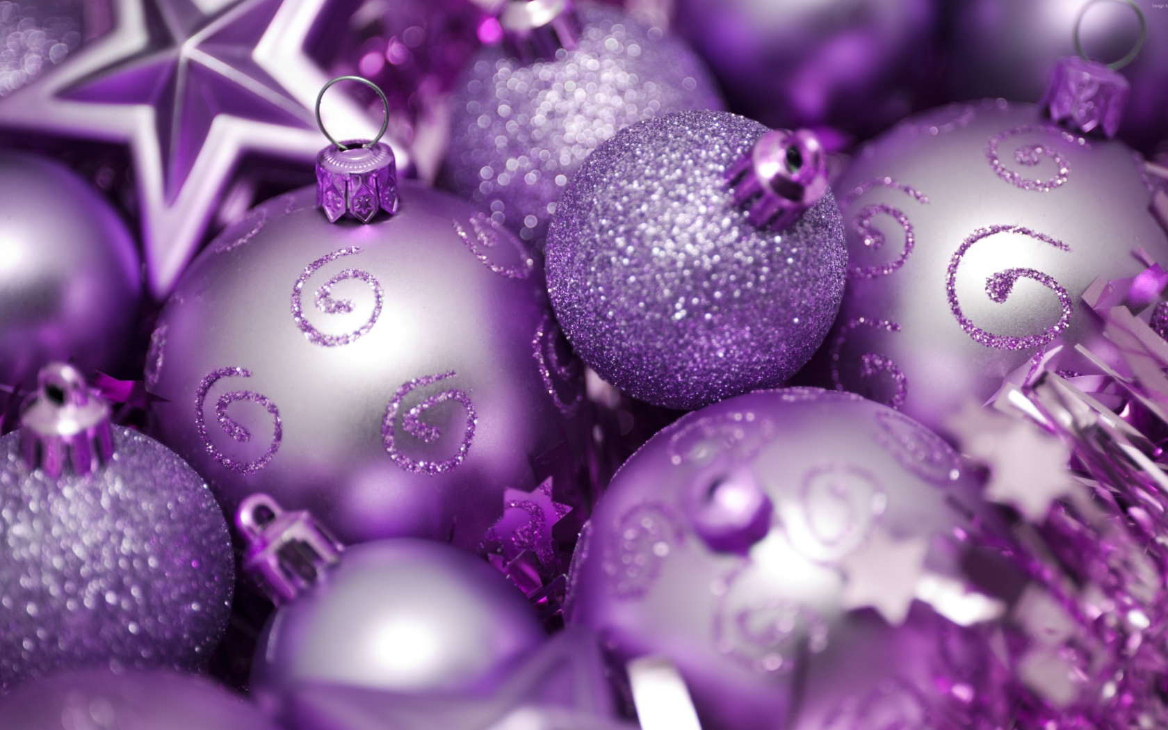 Фиолетовые новогодние елочные шары