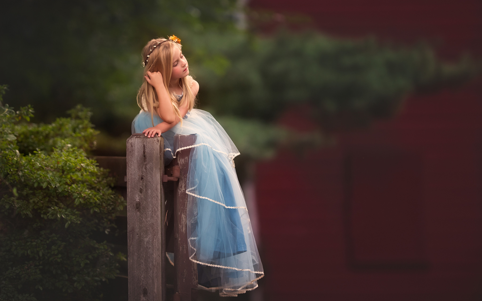 Девочка в красивом длинном голубом платье 