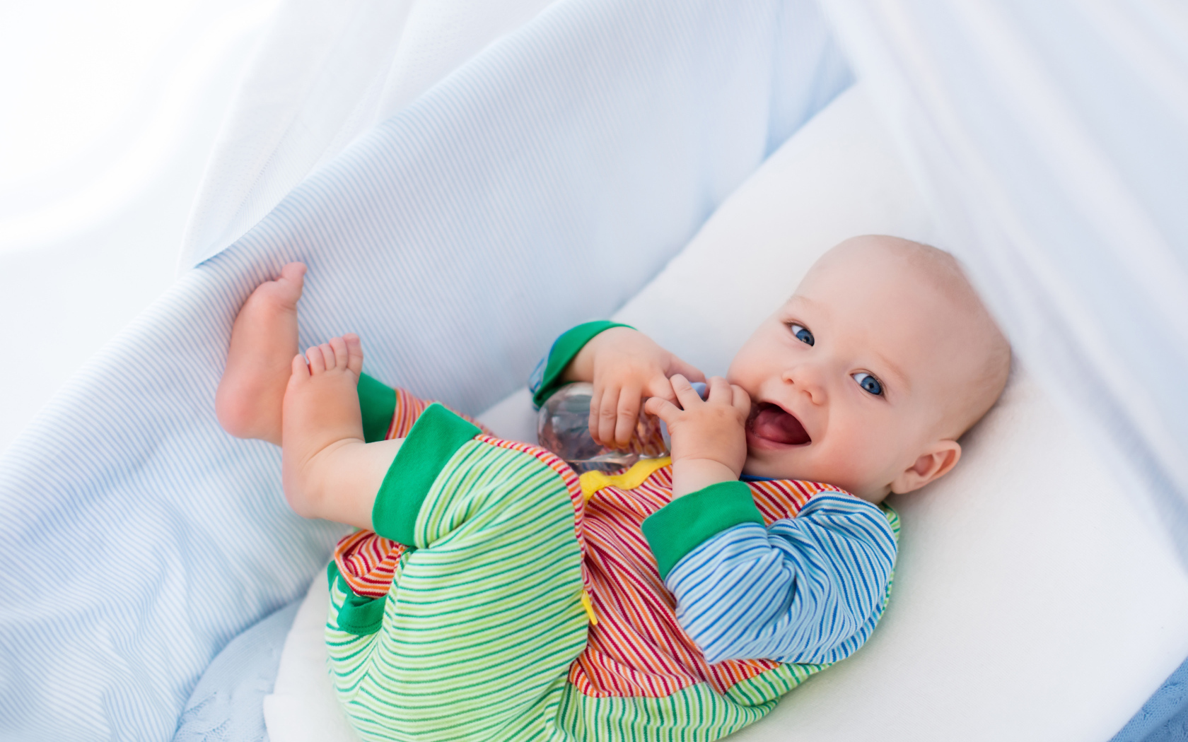 Маленький грудной ребенок в кроватке