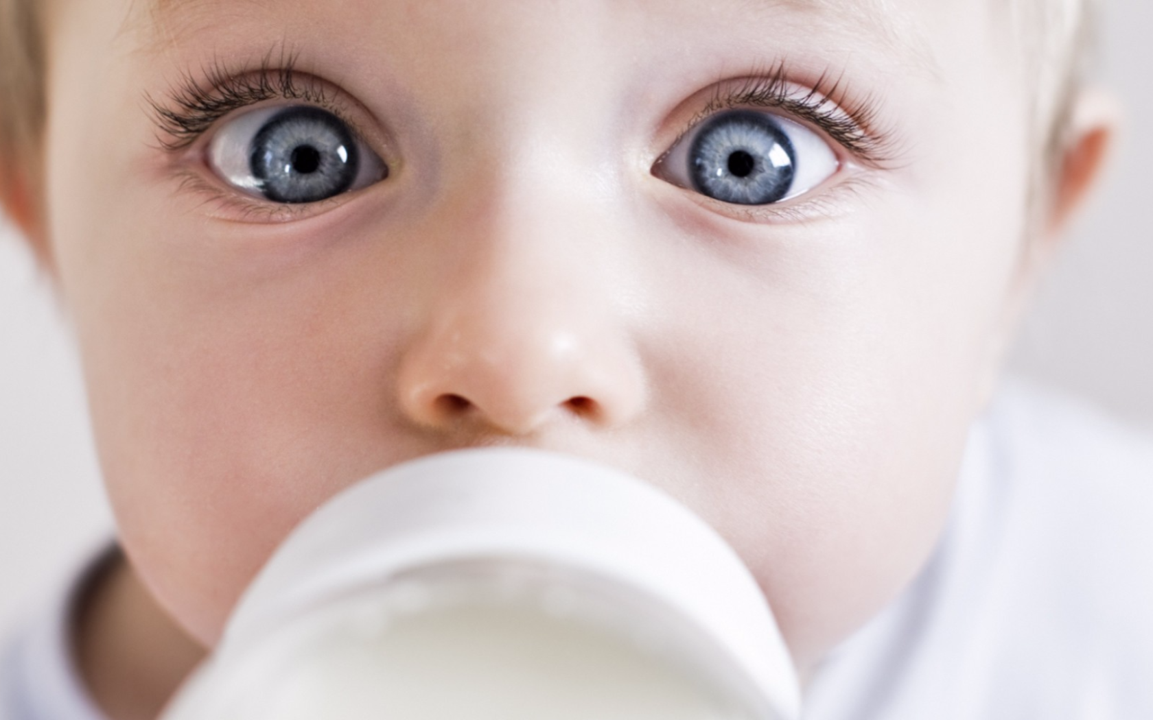 Маленький ребенок с большими голубыми глазами 