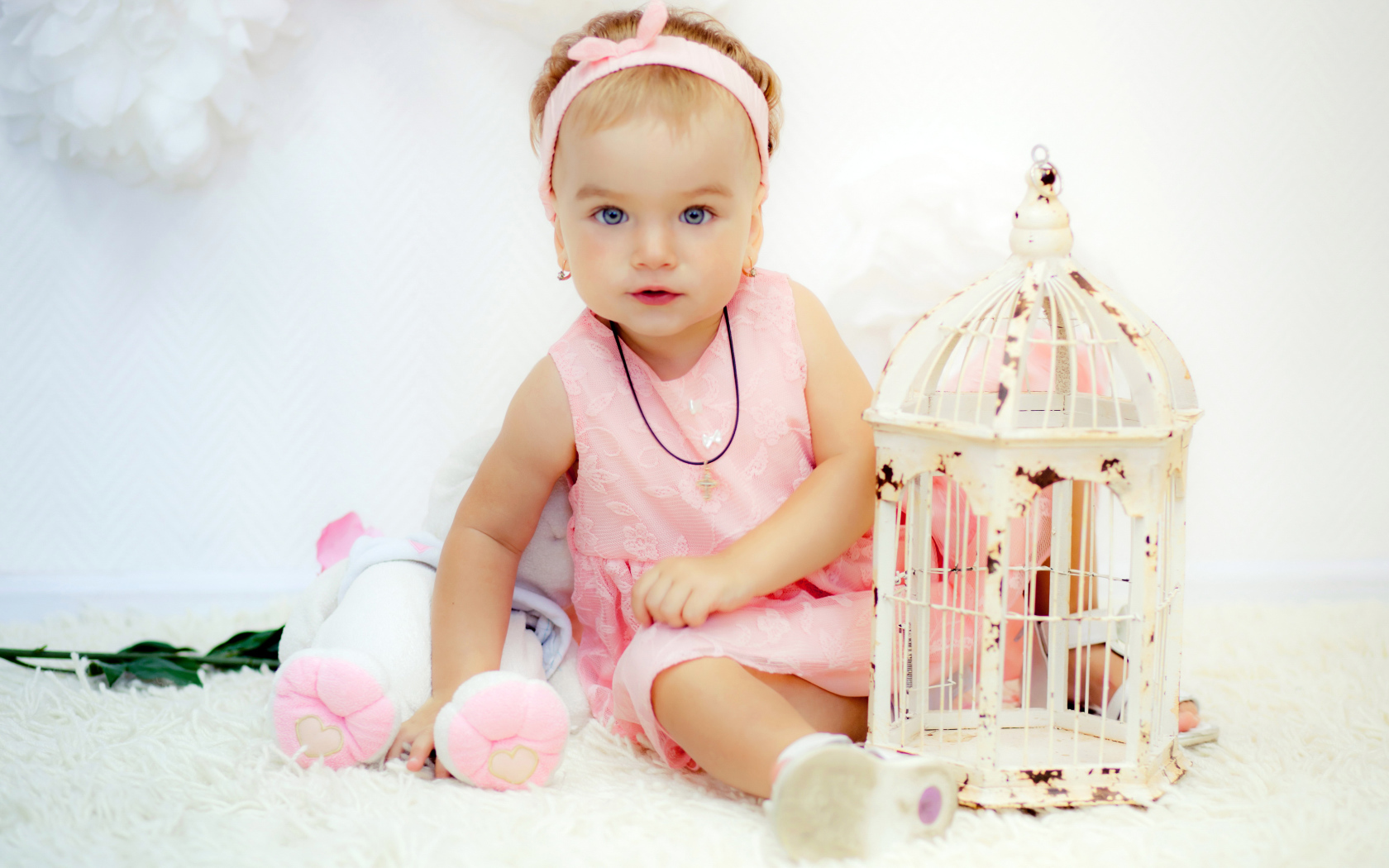 Красивая маленькая девочка в розовом платье с клеткой