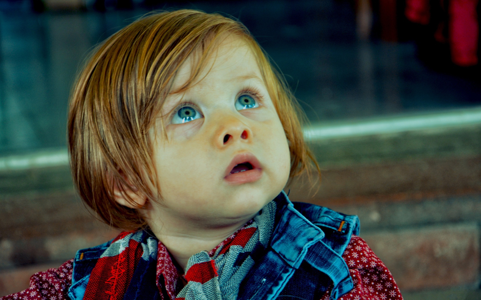 Милый голубоглазый ребенок с рыжими волосами 