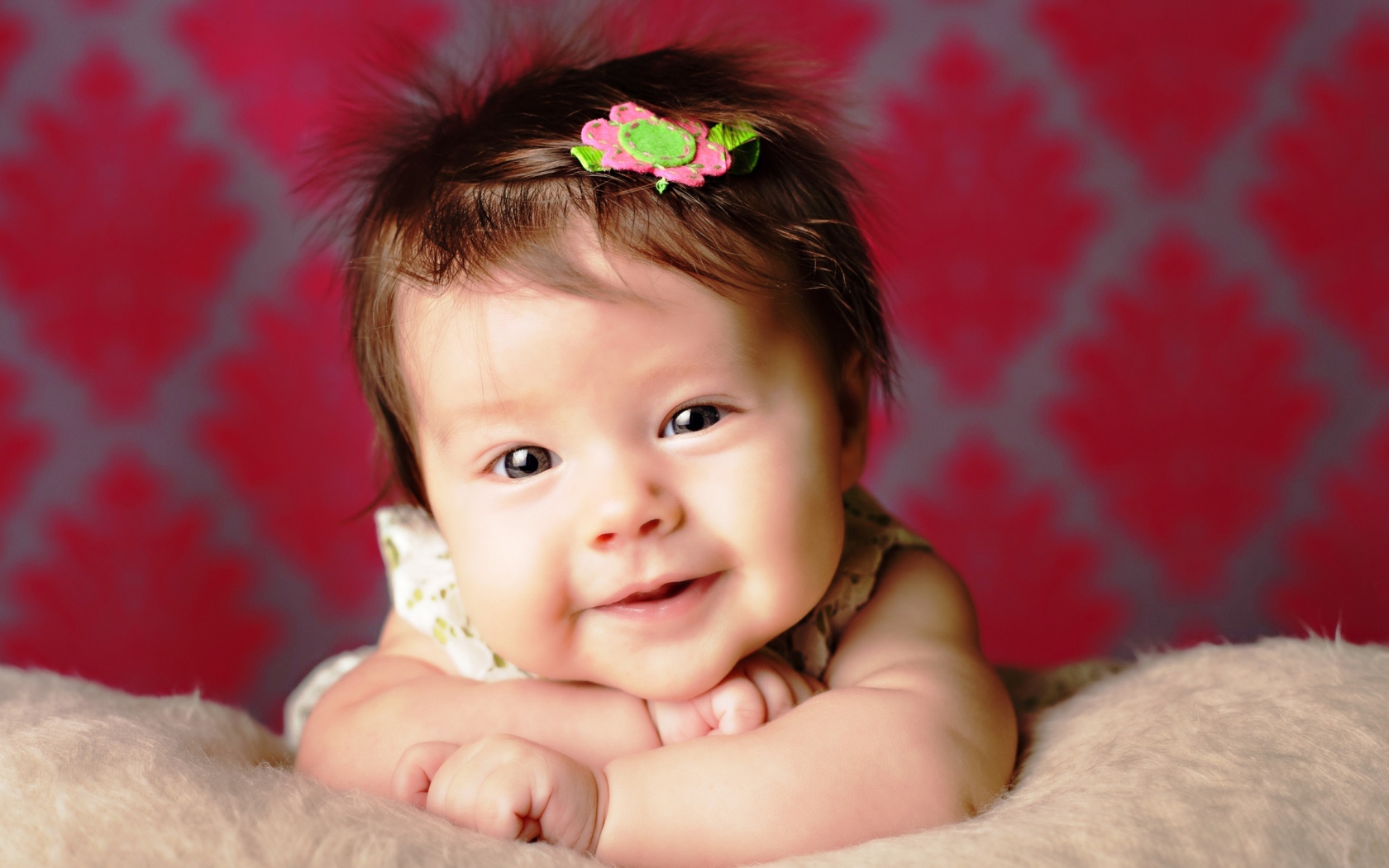 Милая маленькая девочка с цветком в волосах 