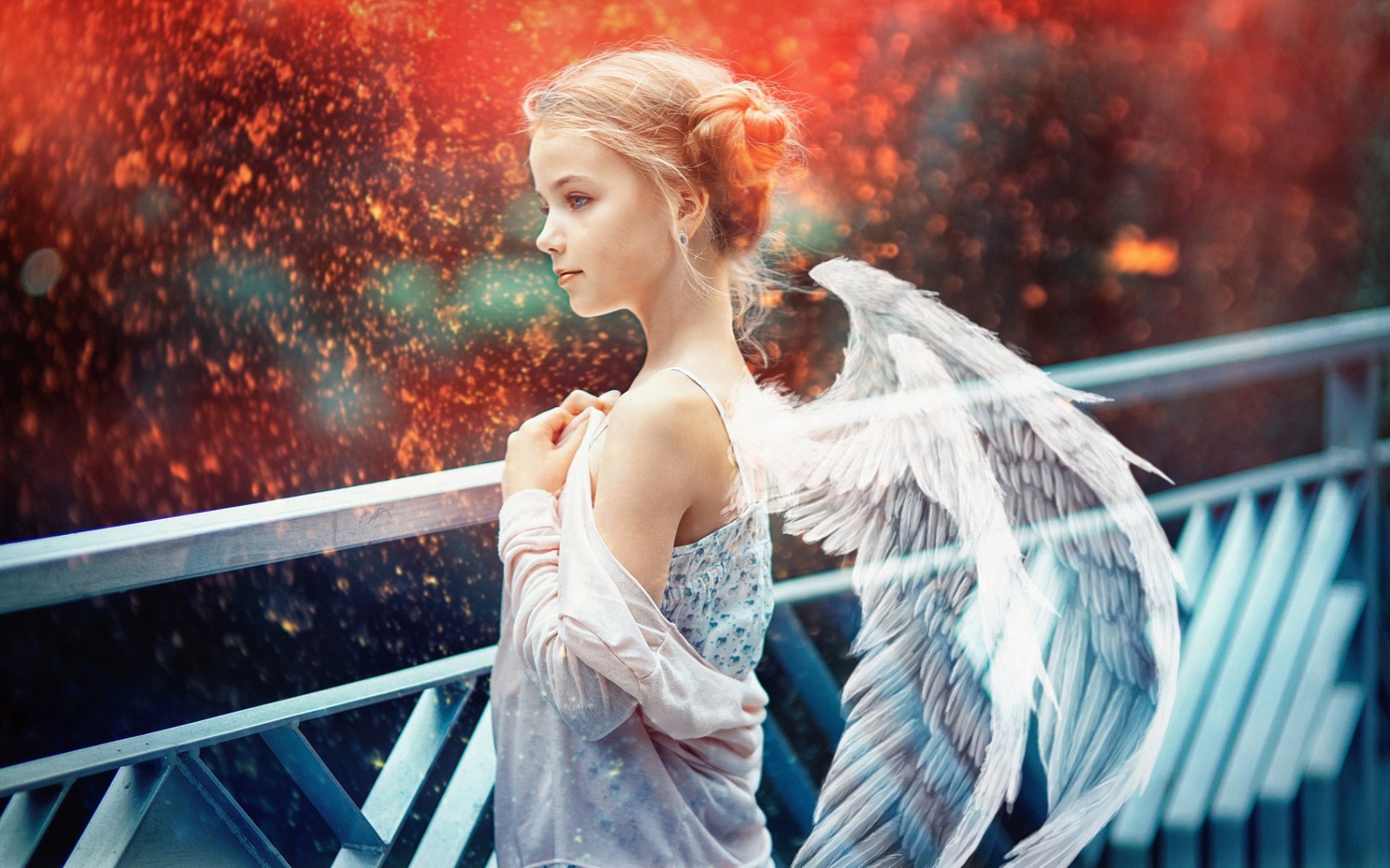 Маленькая красивая девочка с крыльями ангела