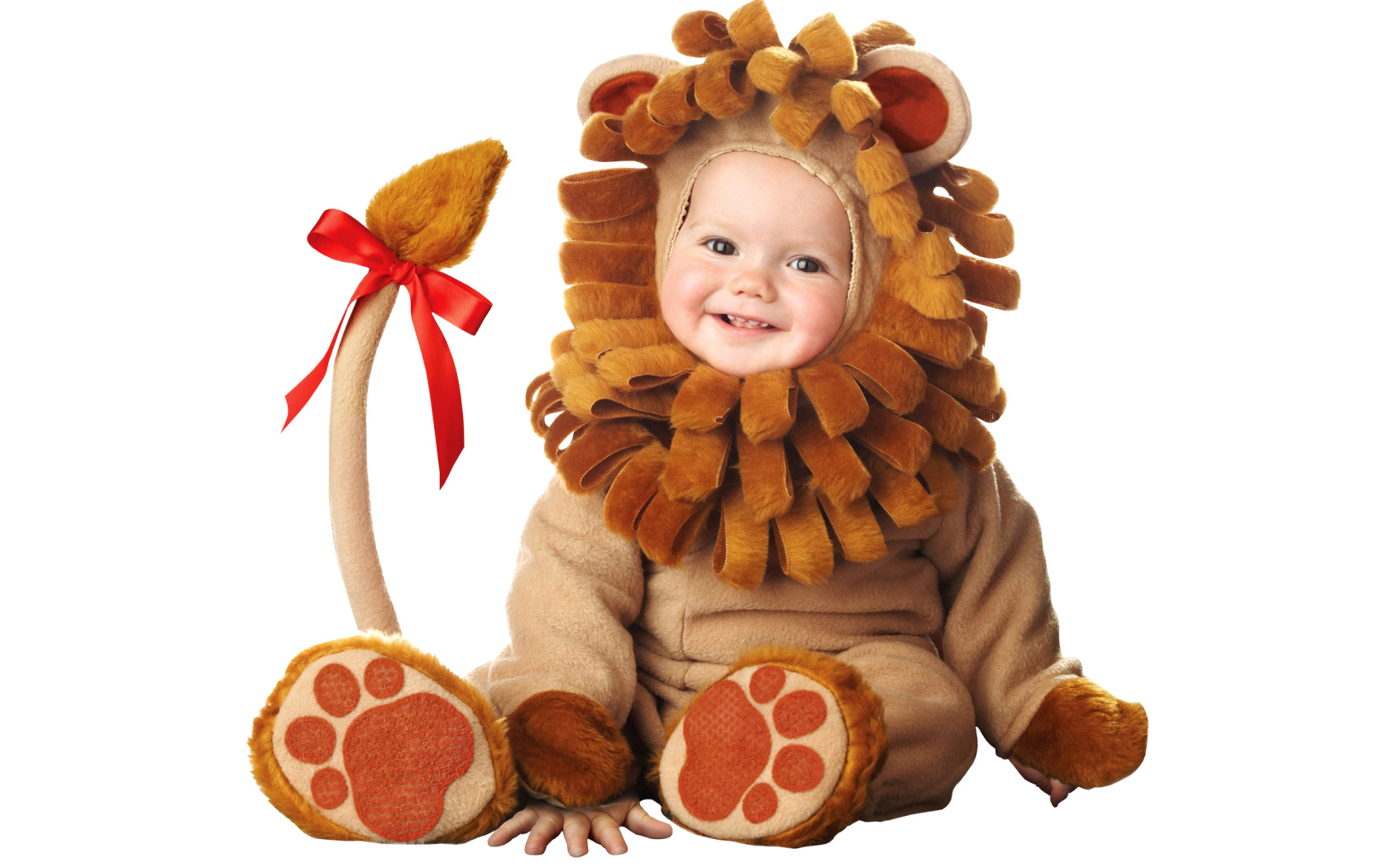 Маленький милый ребенок в костюме львенка на белом фоне