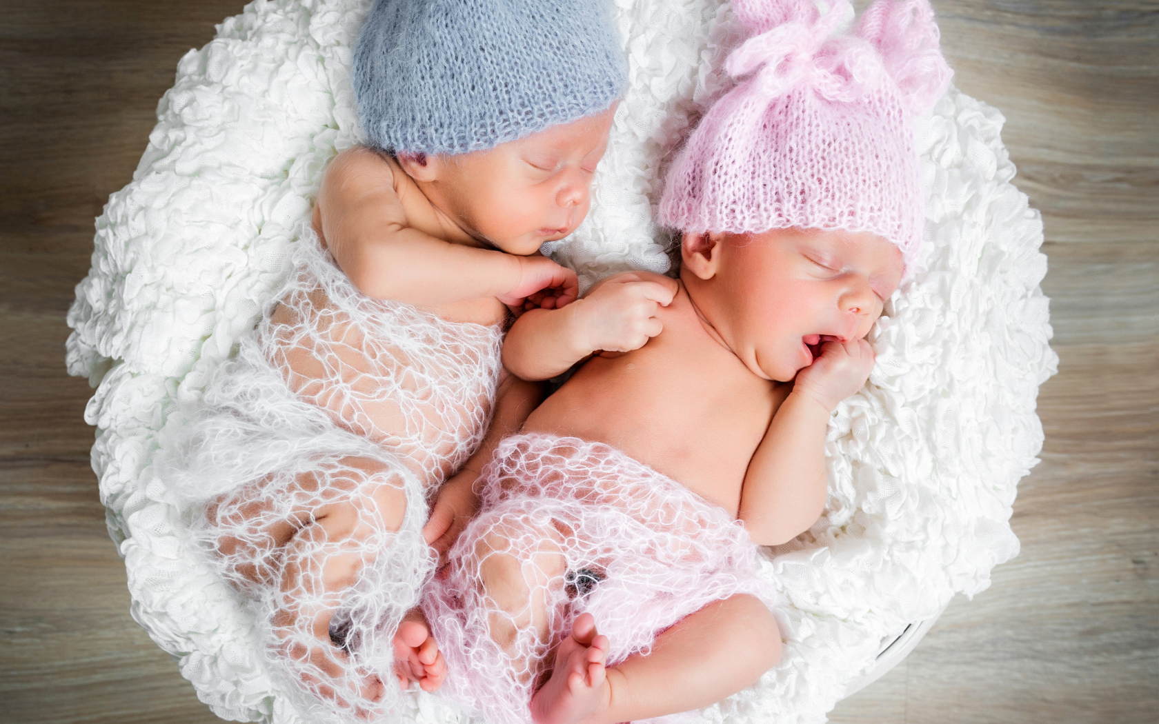 Милые спящие младенцы двойняшки