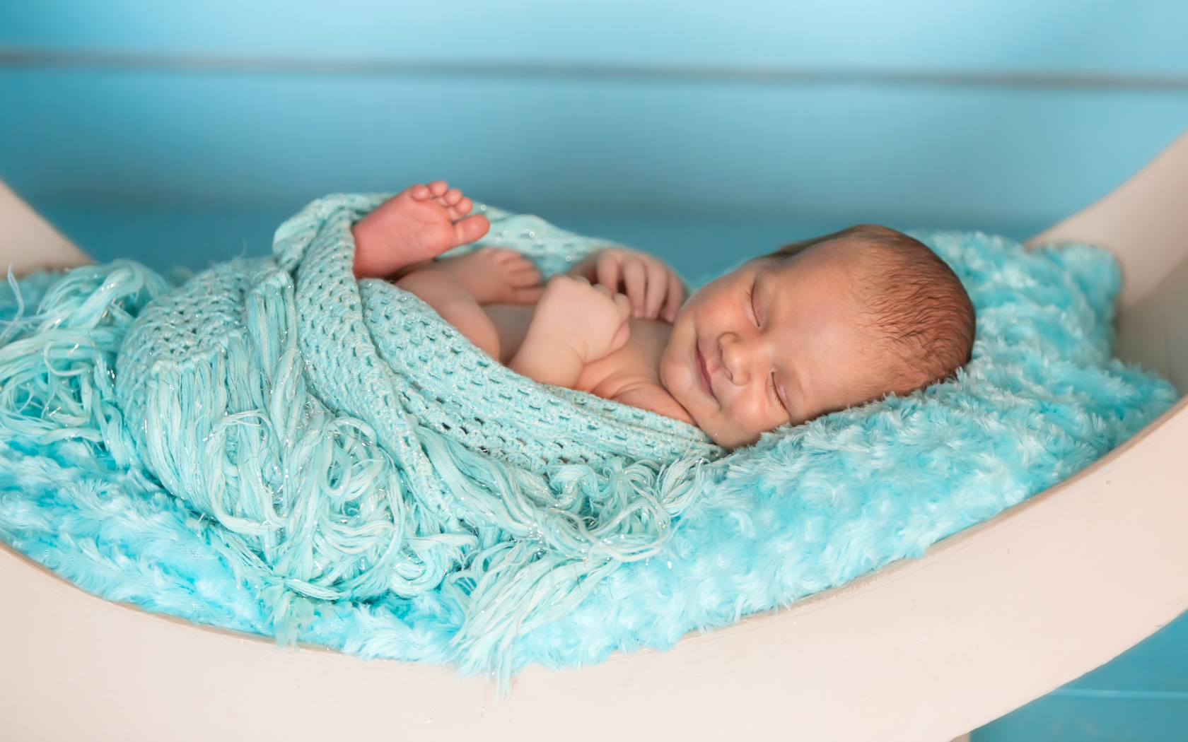 Грудной ребенок улыбается во сне