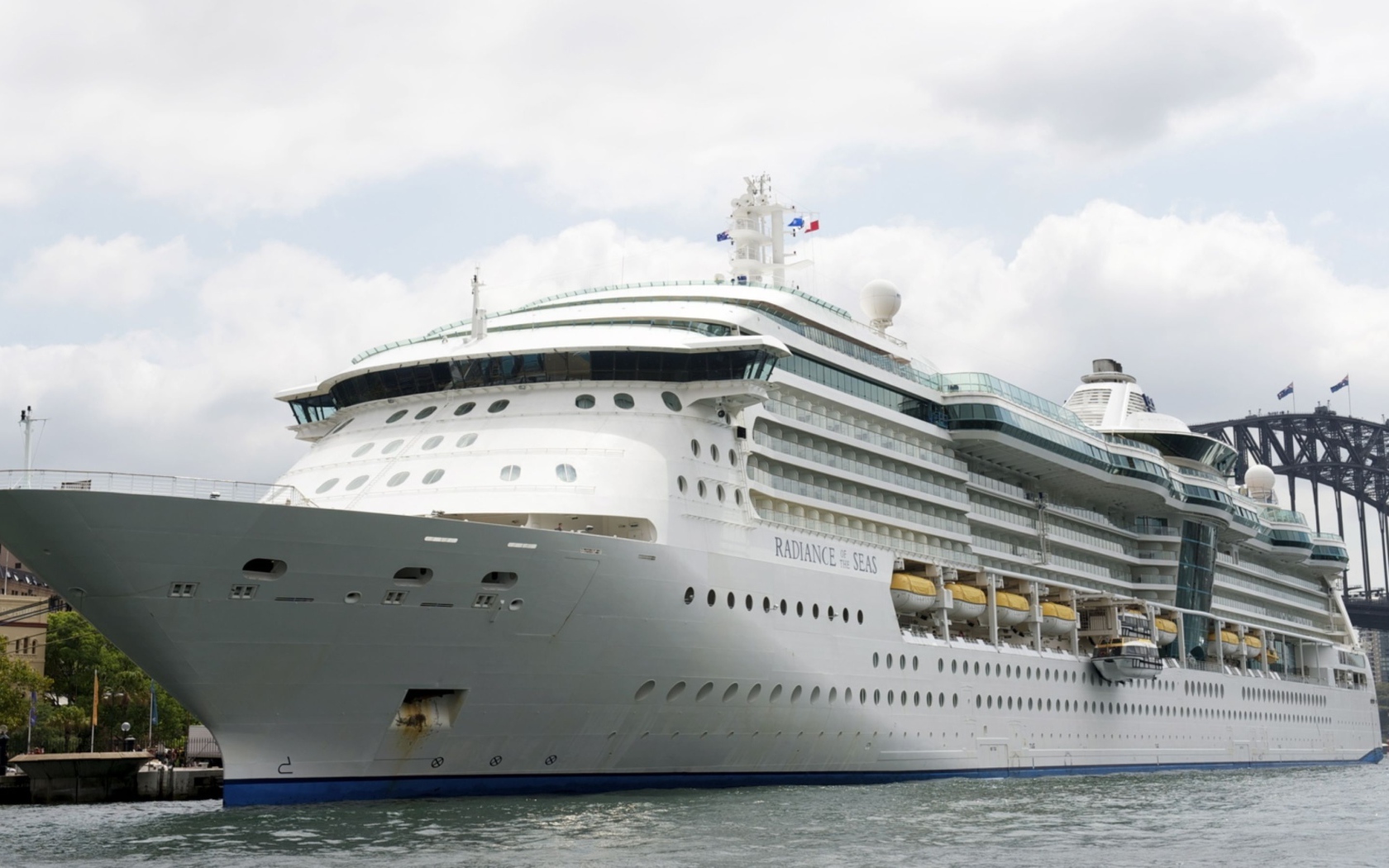 Большое белое круизное судно Norwegian Breakaway в порту