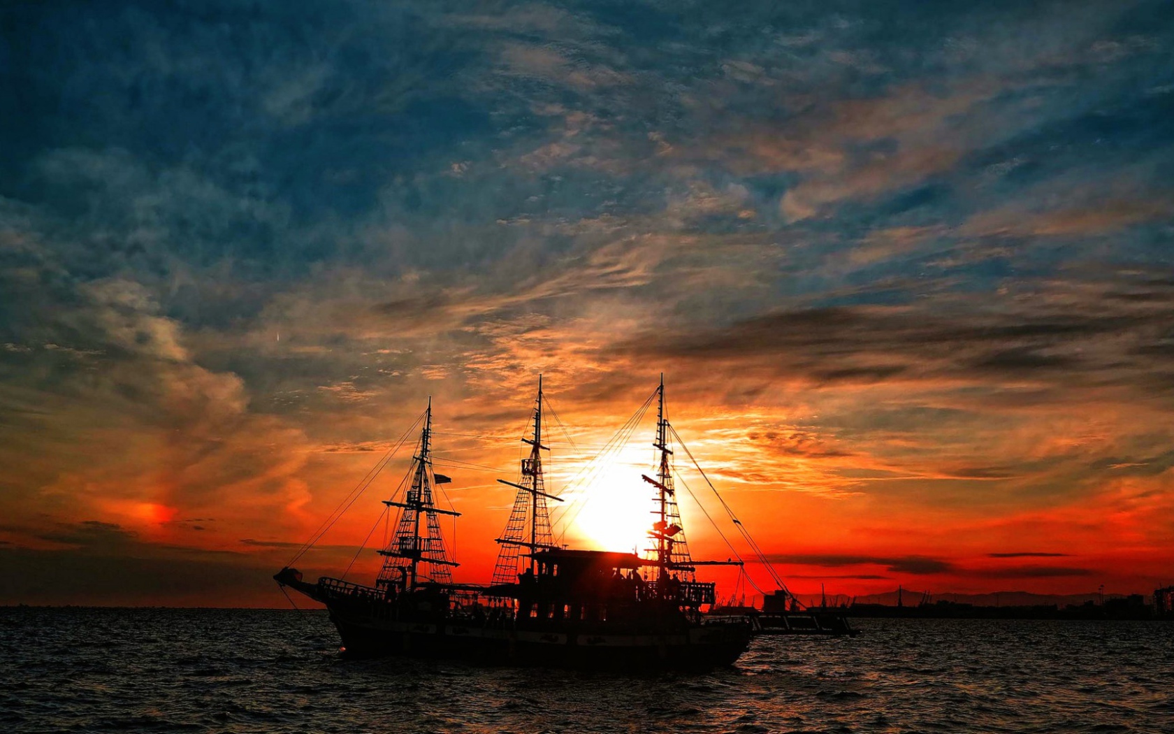 Корабль в лучах закатного солнца 