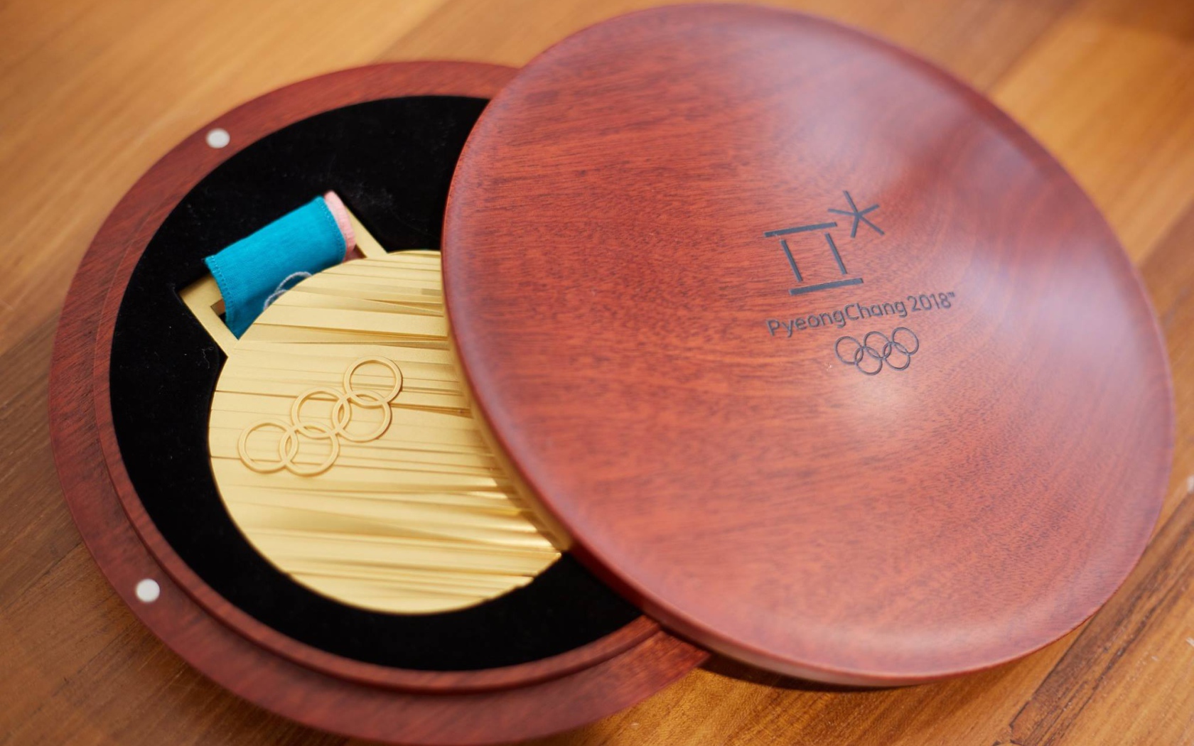 Медаль зимних олимпийский игр 2018 в деревянном футляре