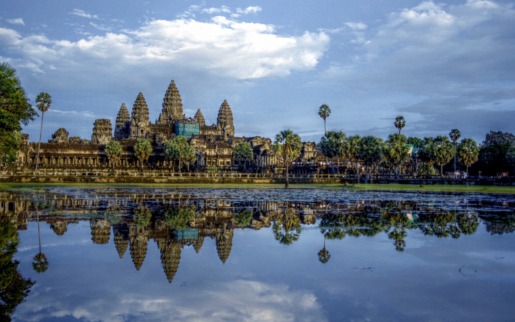 Ангкор Ват отражается в пруду лотосов 