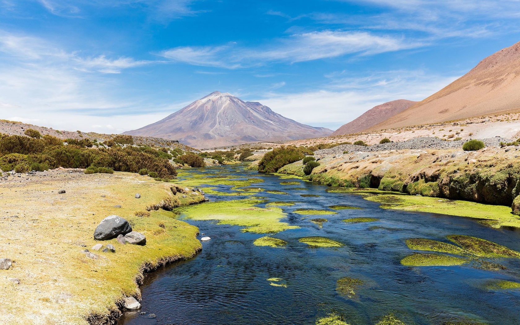 Cтратовулкан Панири и горная река на фоне голубого неба, Чили 