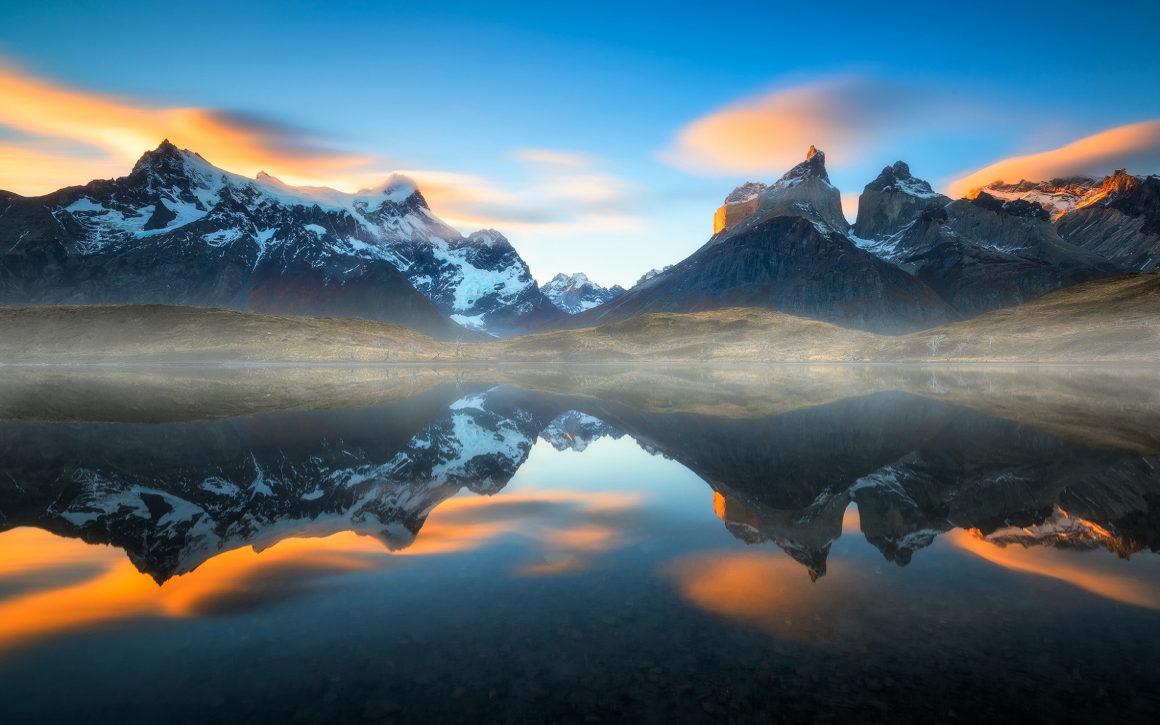 Горы Анды в парке Торрес-дель-Пайне отражаются в воде, Патагония, Чили. 
