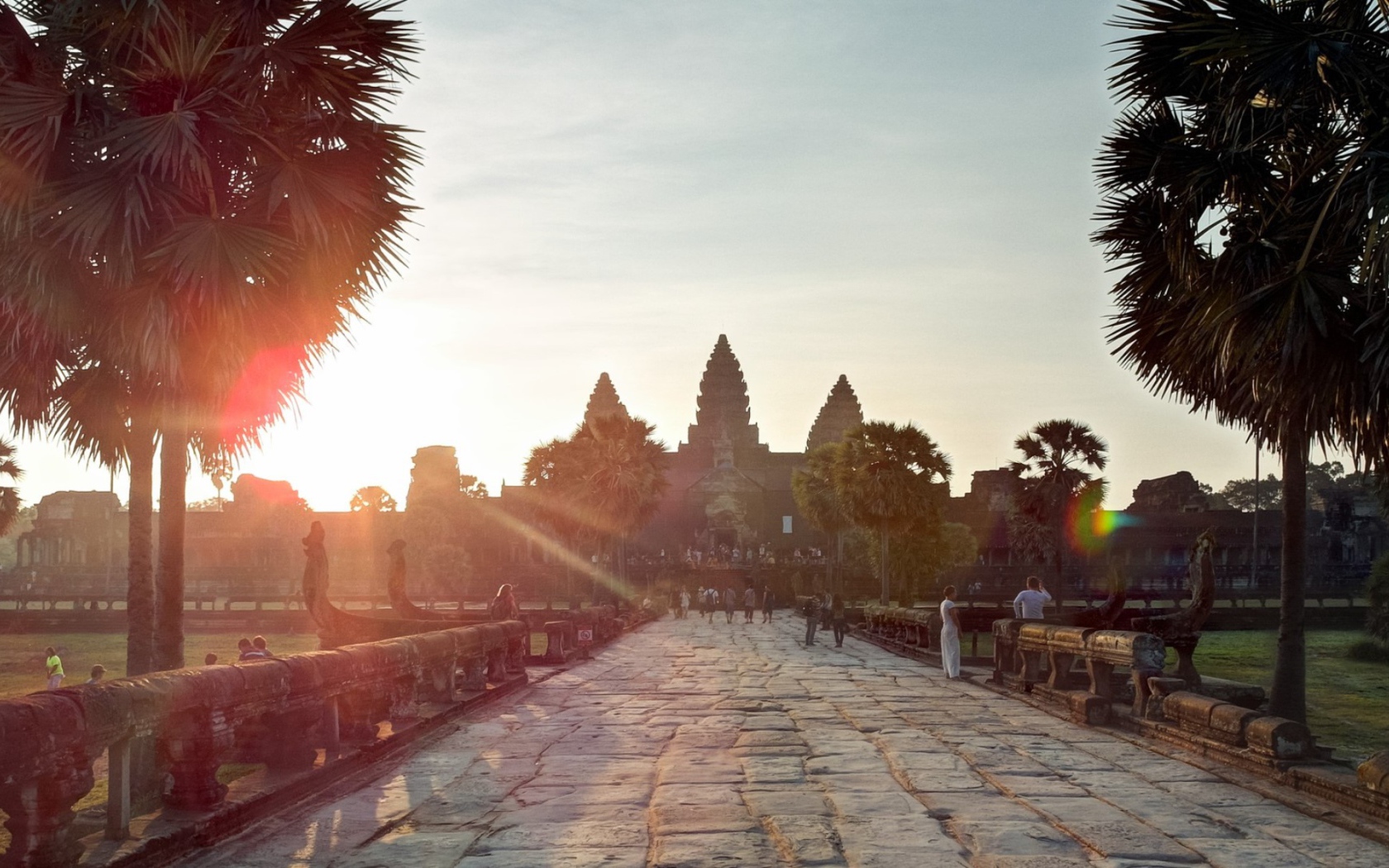 Аллея на закате у храмового комплекса Ангкор Ват в Камбодже 