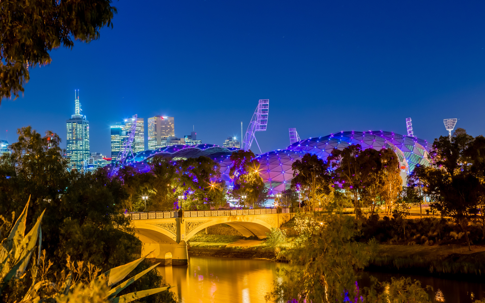 Красивые ночные здания у реки город Мельбурн. Австралия