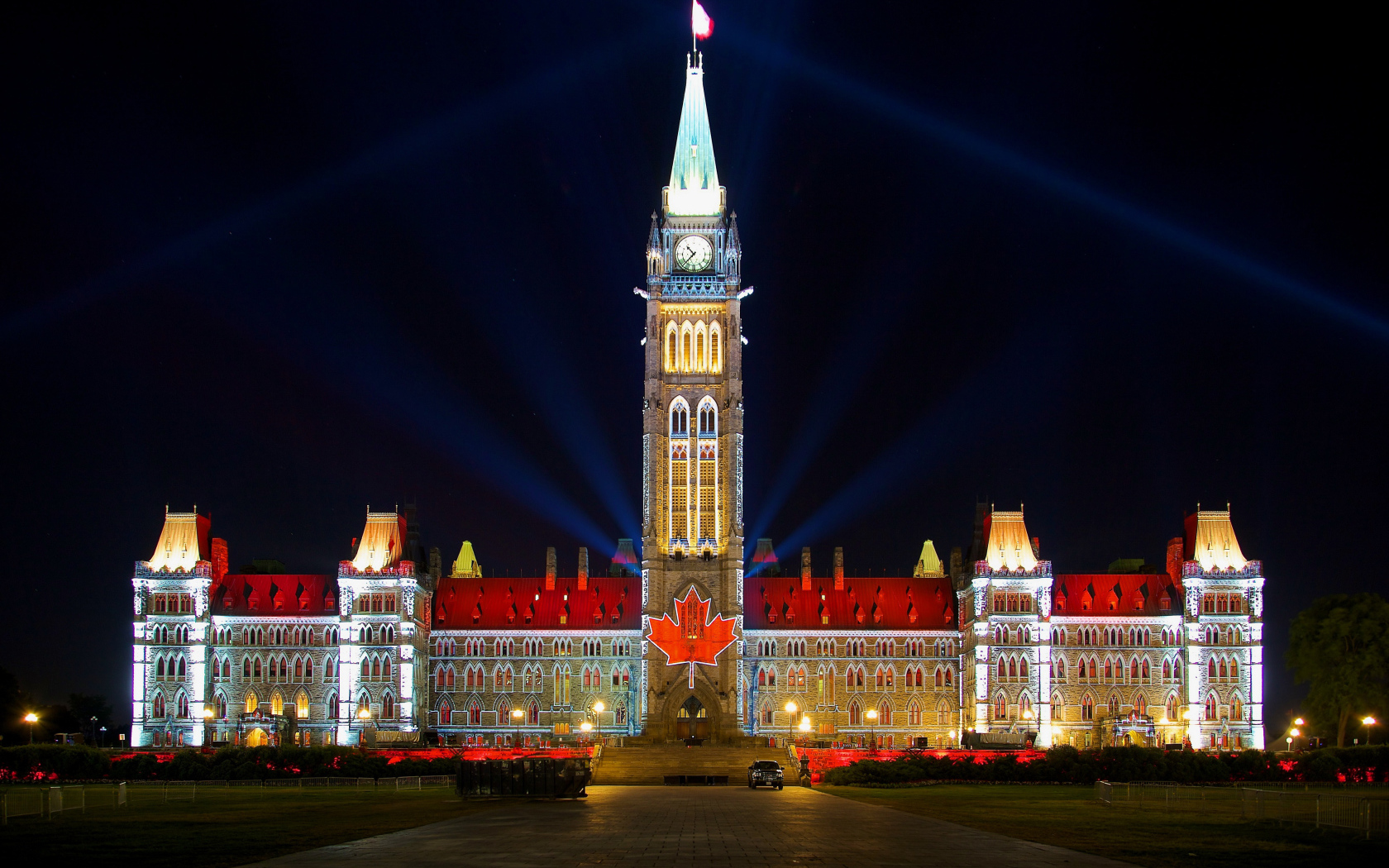 Архитектурный комплекс Парламентский холм в свете ночных фонарей, Канада. 