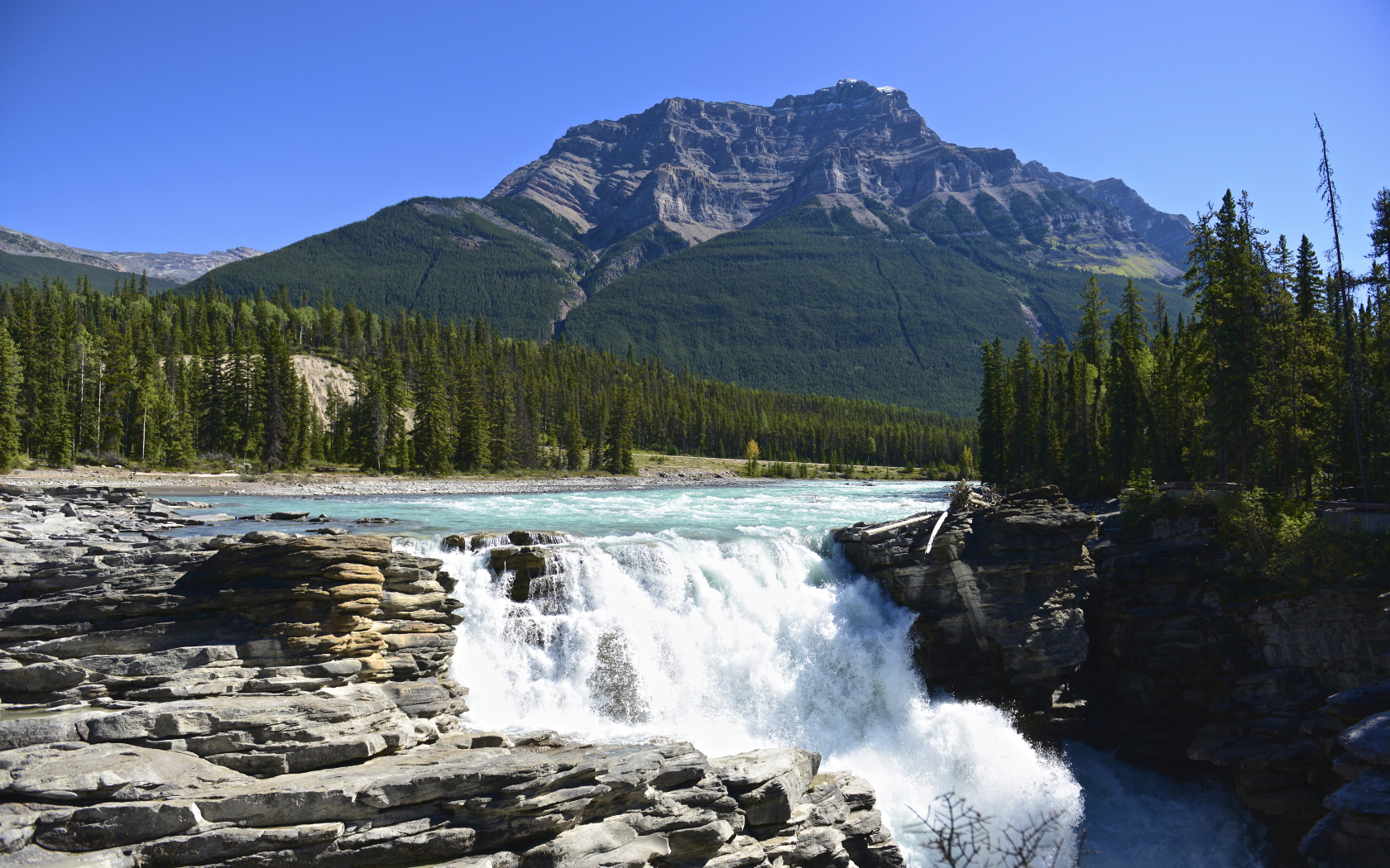 Вид на гору и водопад в национальном парке Джаспер, Канада 