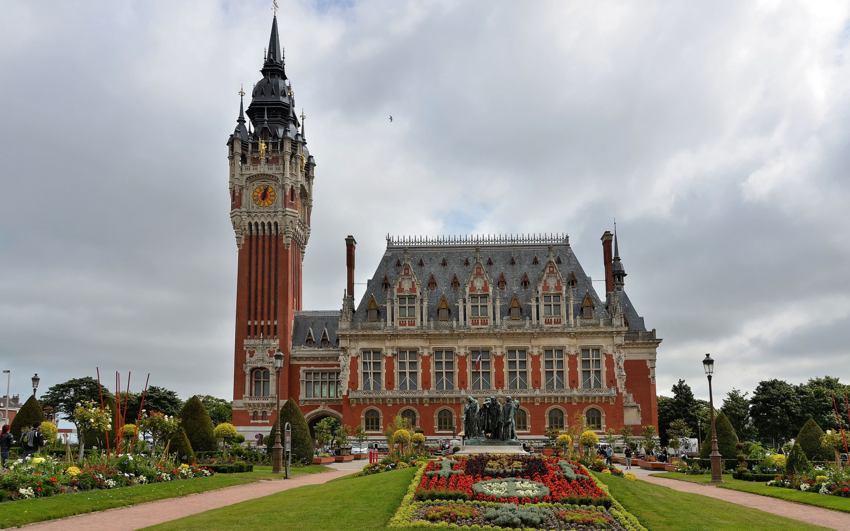 Красивый газон у отеля de Ville in Flemish, Франция