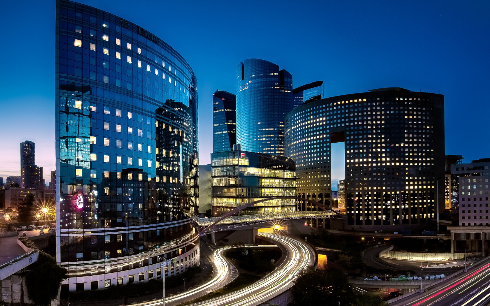 Красивые ночные небоскребы города Париж, Франция 