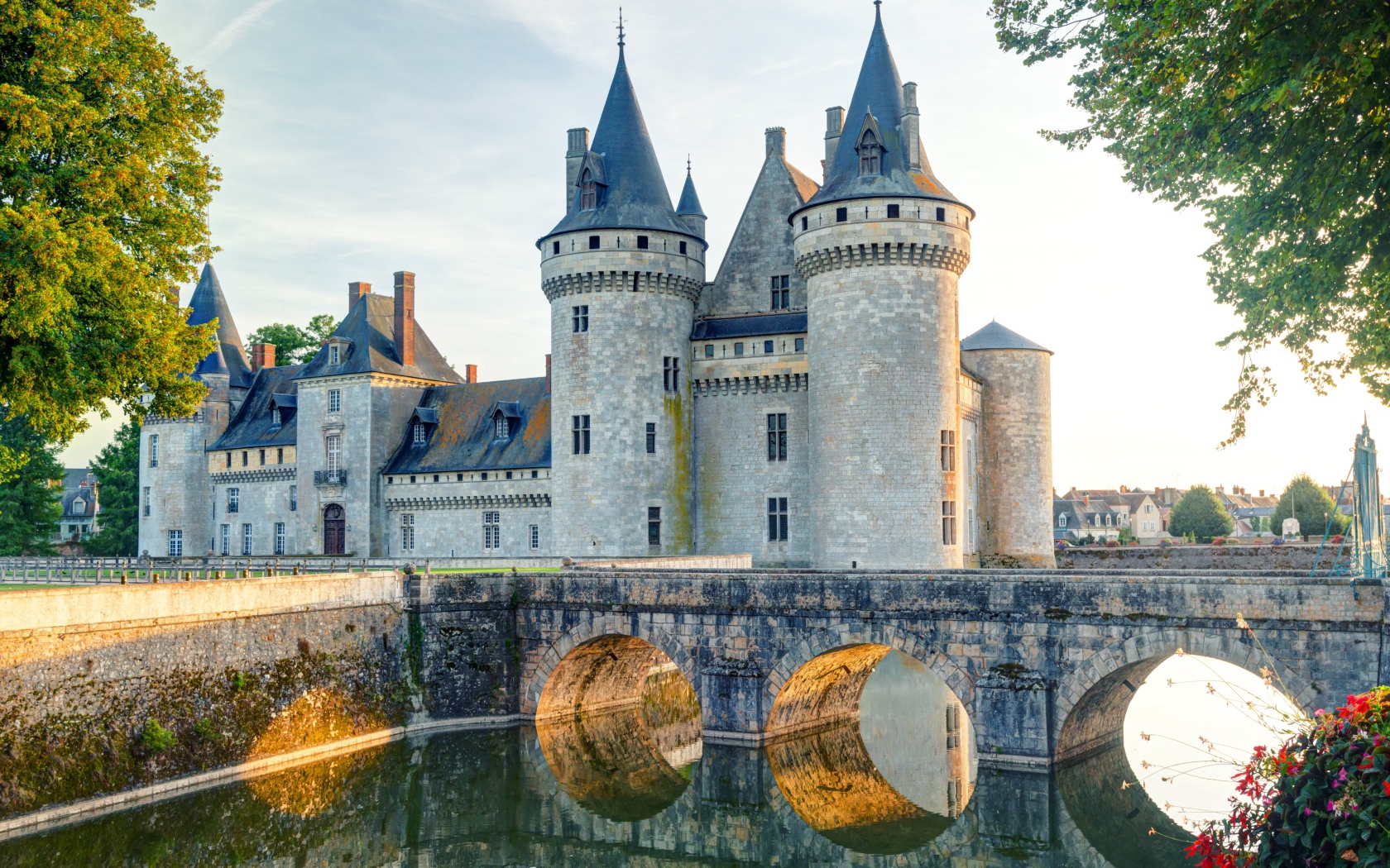 Средневековый замок Сюлли-сюр-Луар, Франция 