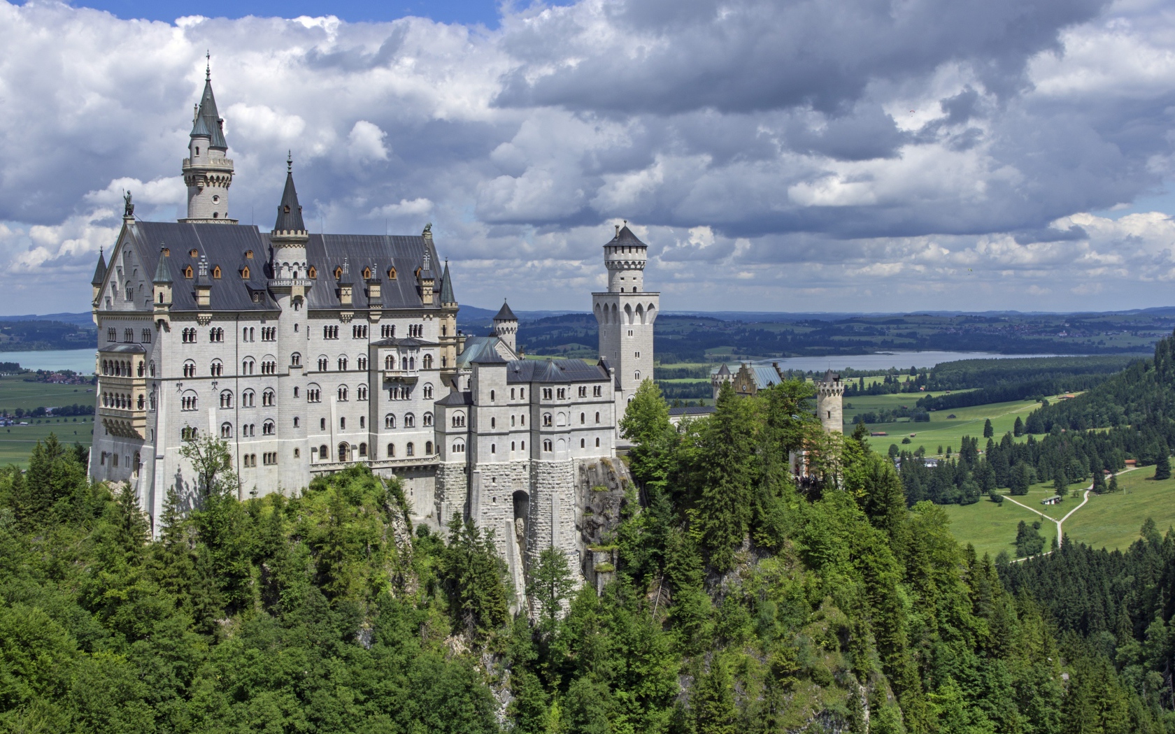 Старинный красивый замок Нойшванштайн, Германия 