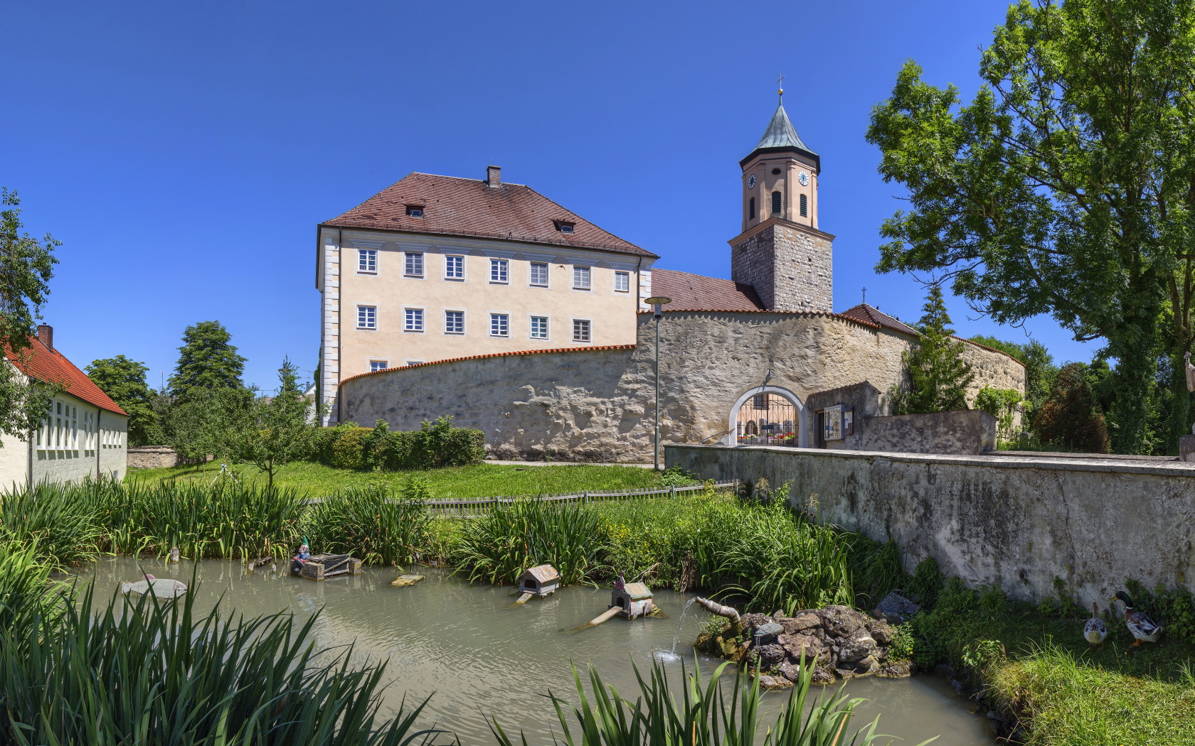 Красивый дом у пруда, Бавария. Германия