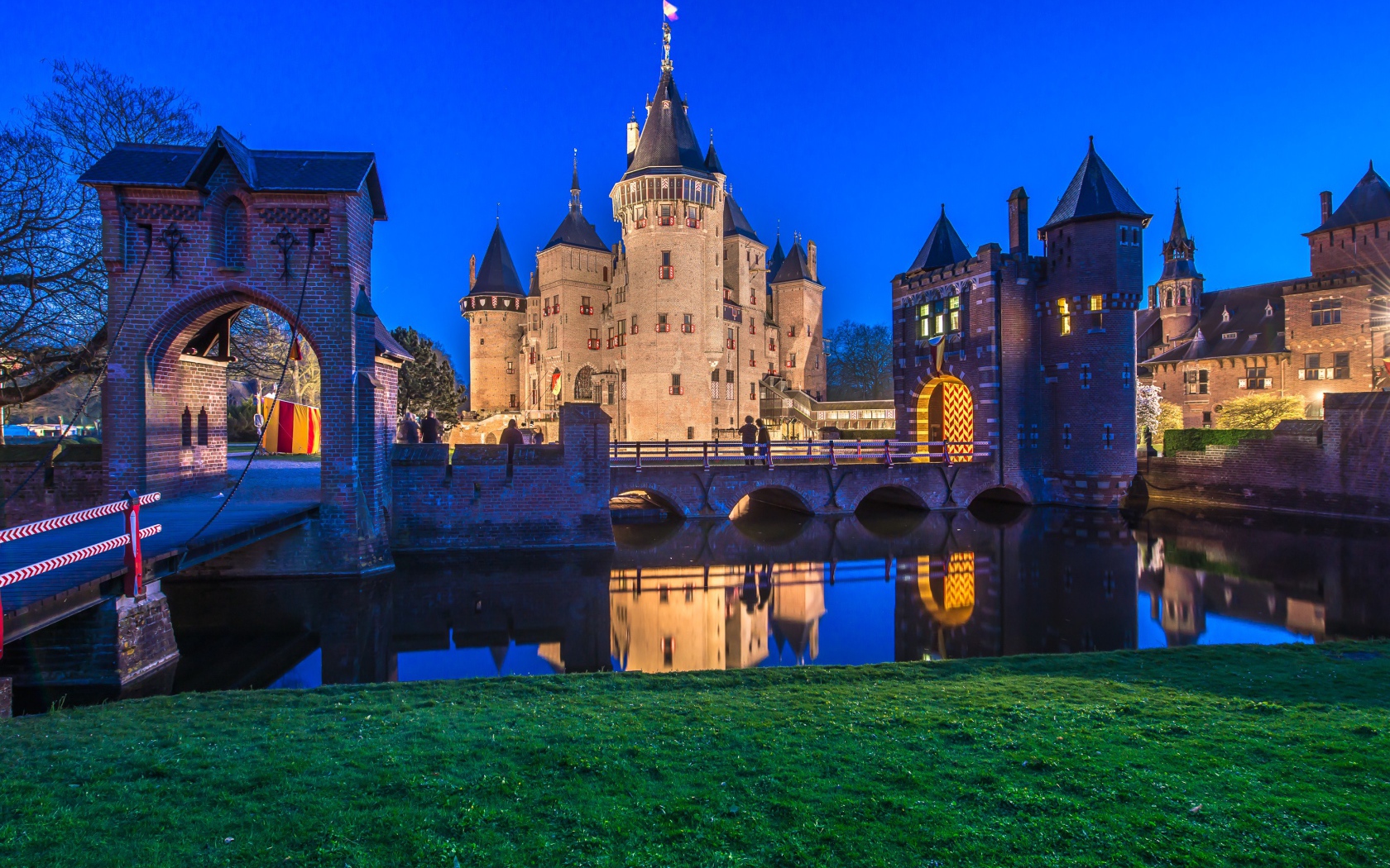 Старинный замок Де Хаар вечером, Нидерланды 