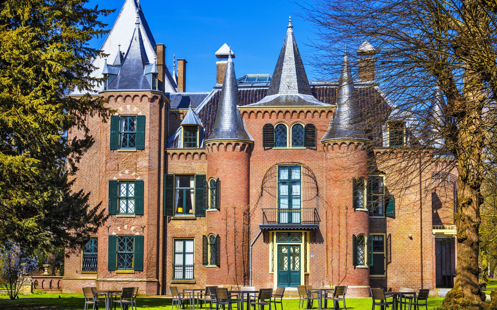 Замок Kasteel Keukenhof в Лиссе, Нидерланды 