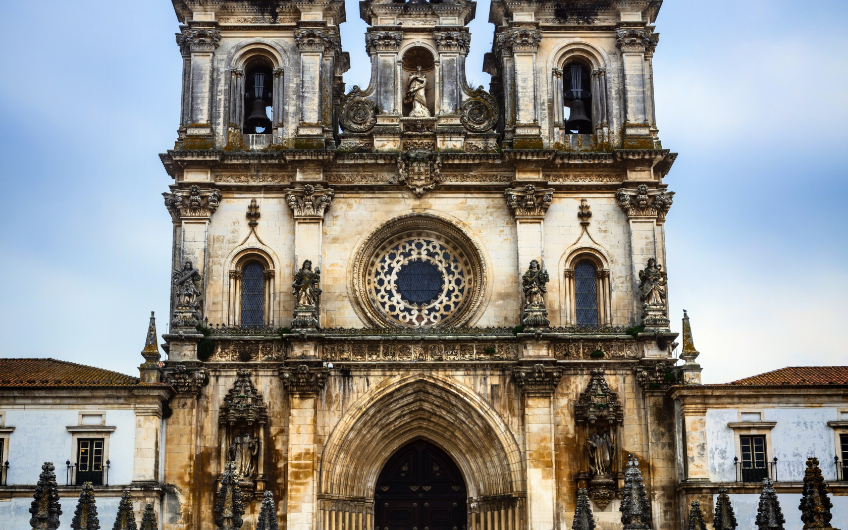 Старинное здание монастыря Алкобаса, Португалия 