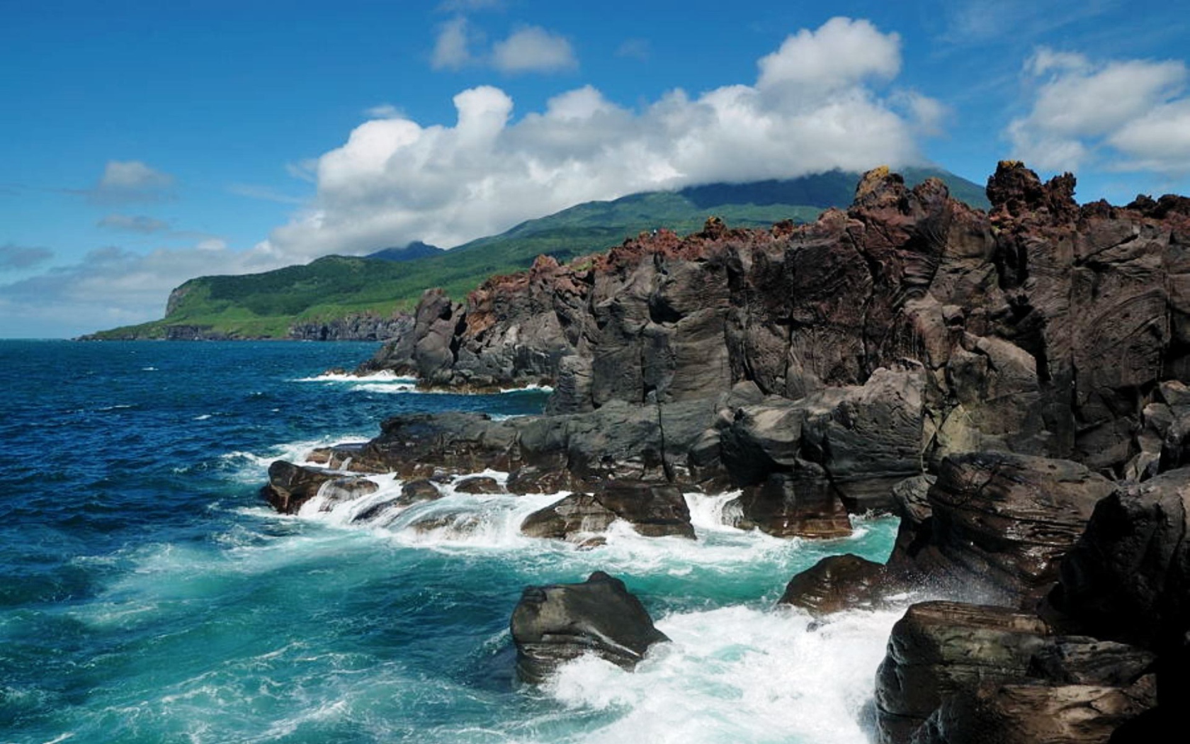 Скалистые берега  остров Итуруп, Курильские острова, России 