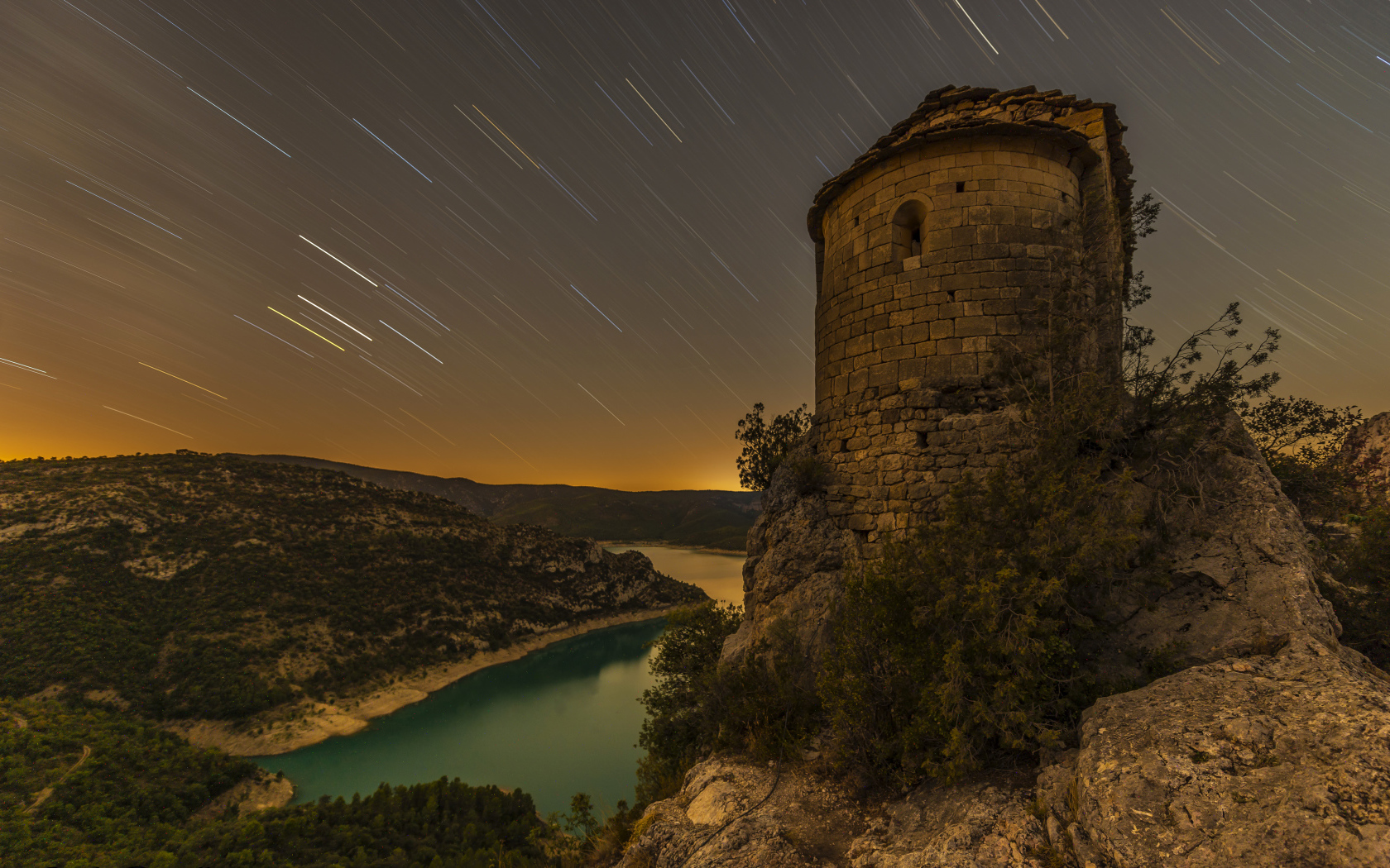 Ночной звездопад в небе над церковью La Pertusa, Испания
