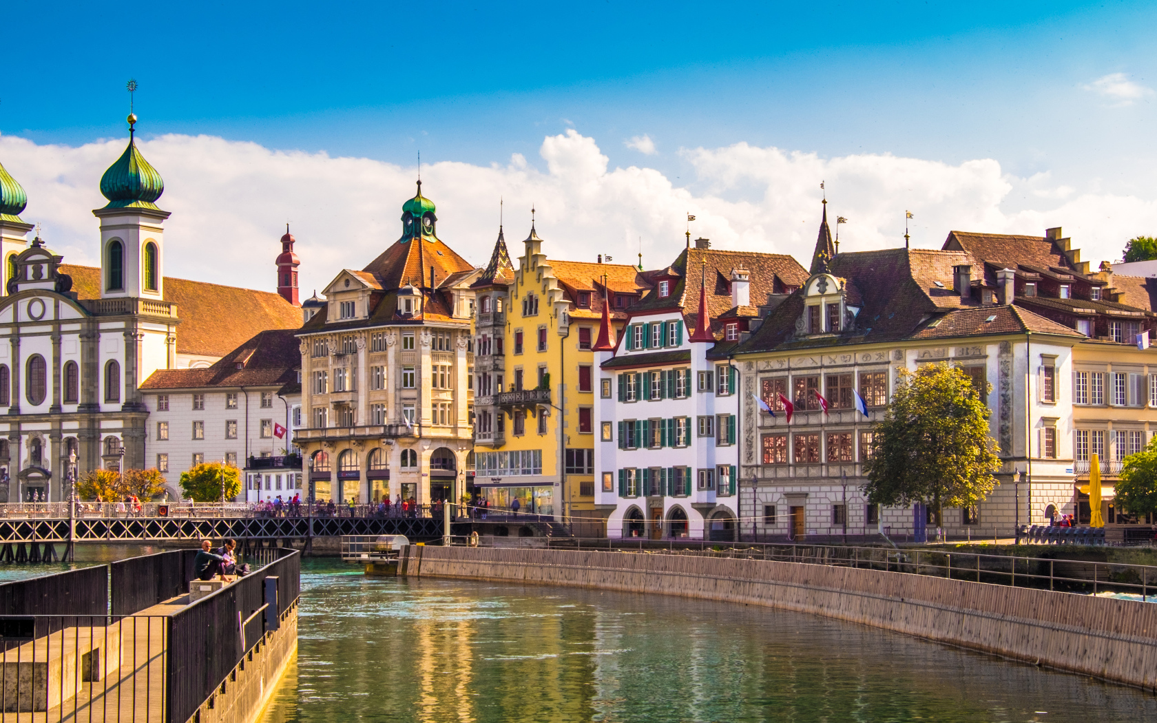 Красивые разноцветные дома у канала в городе Люцерн, Швейцария 