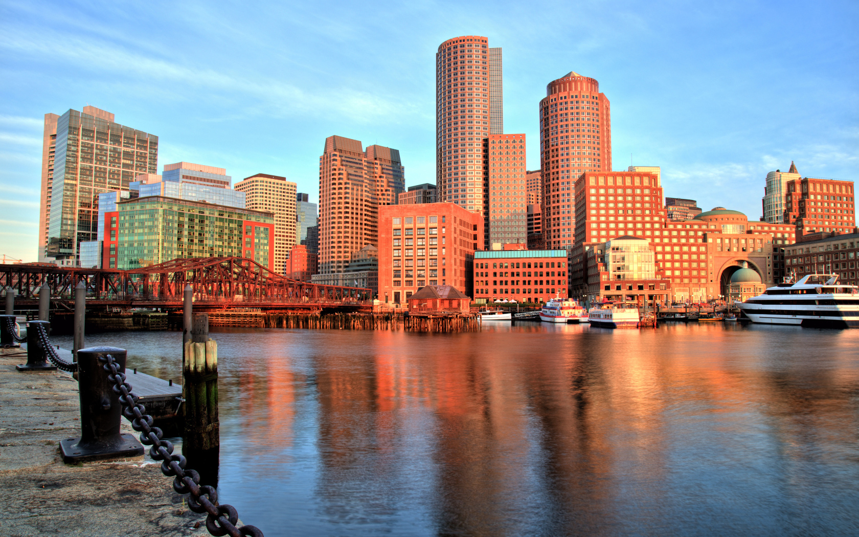 Вид на небоскребы у побережья города Бостон, США