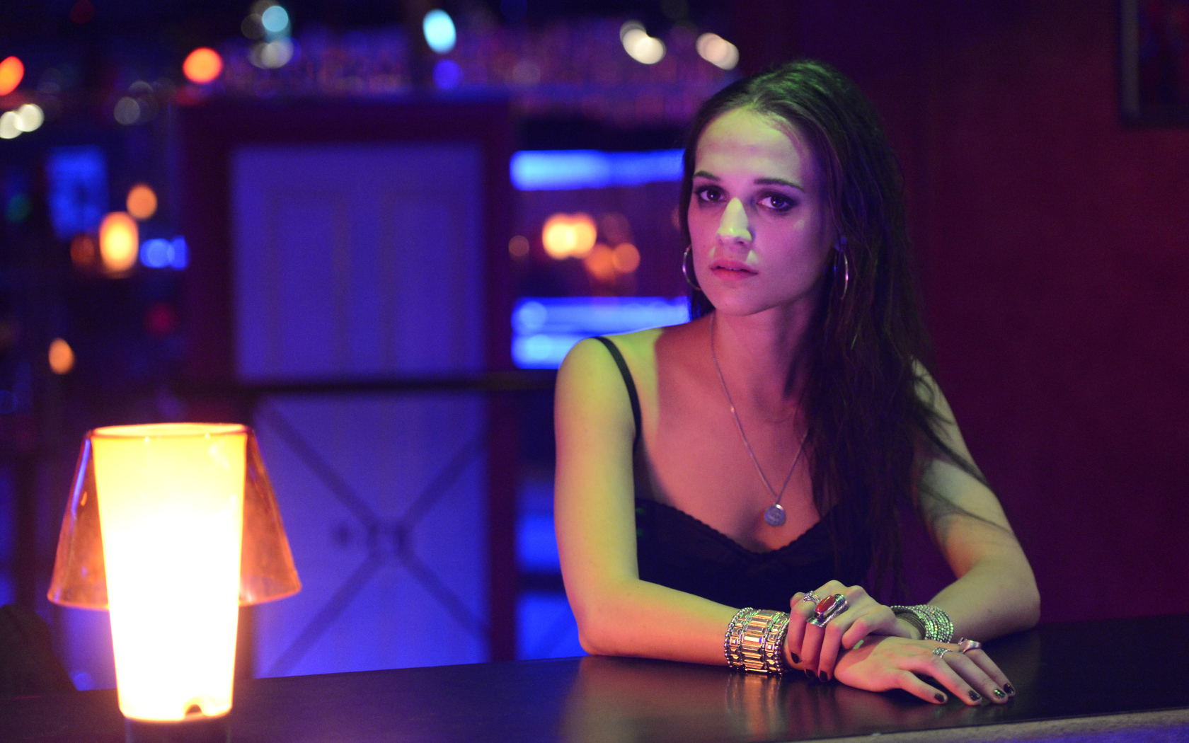 Актриса Алисия Викандер с красивыми украшениями на руках