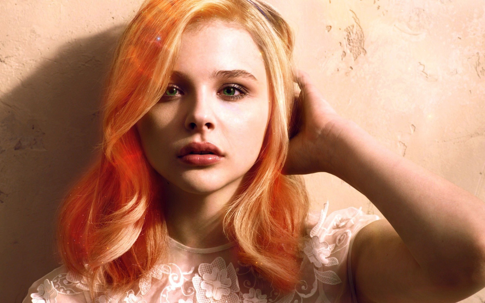 Актриса Хлоя Грейс Морец с зелеными глазами 