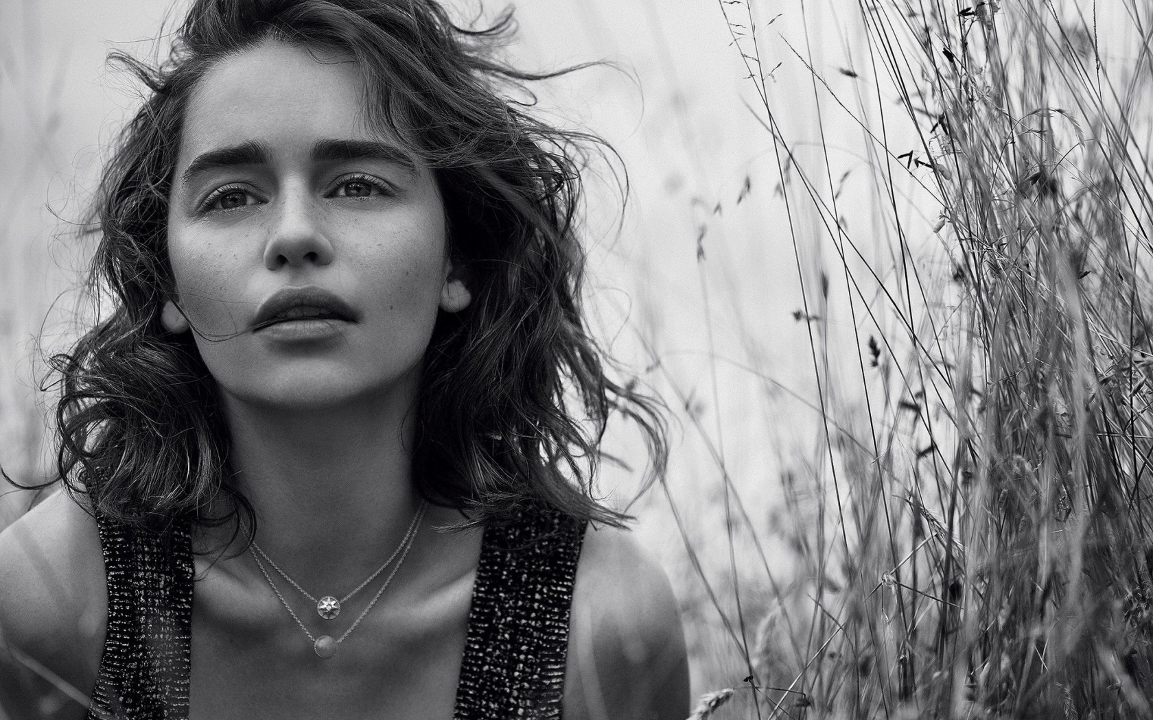 Актриса Эмилия Кларк, черно белое фото 