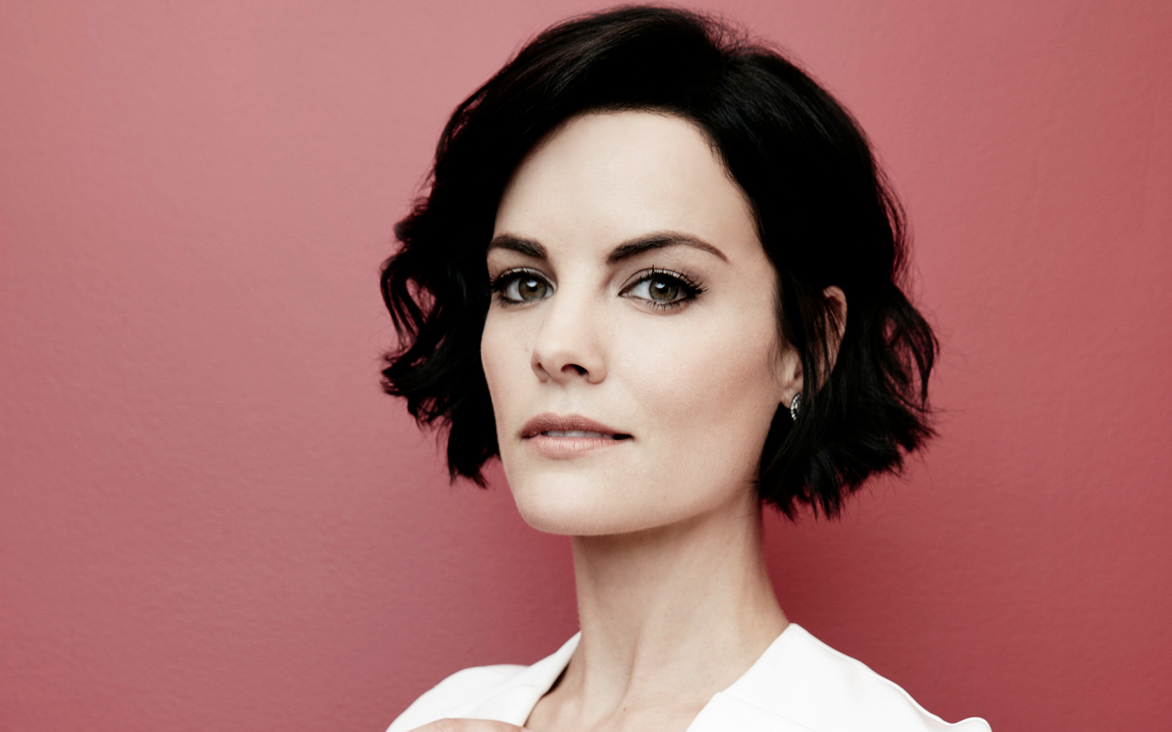 Актриса Джейми Александр,  фото на розовом фоне 