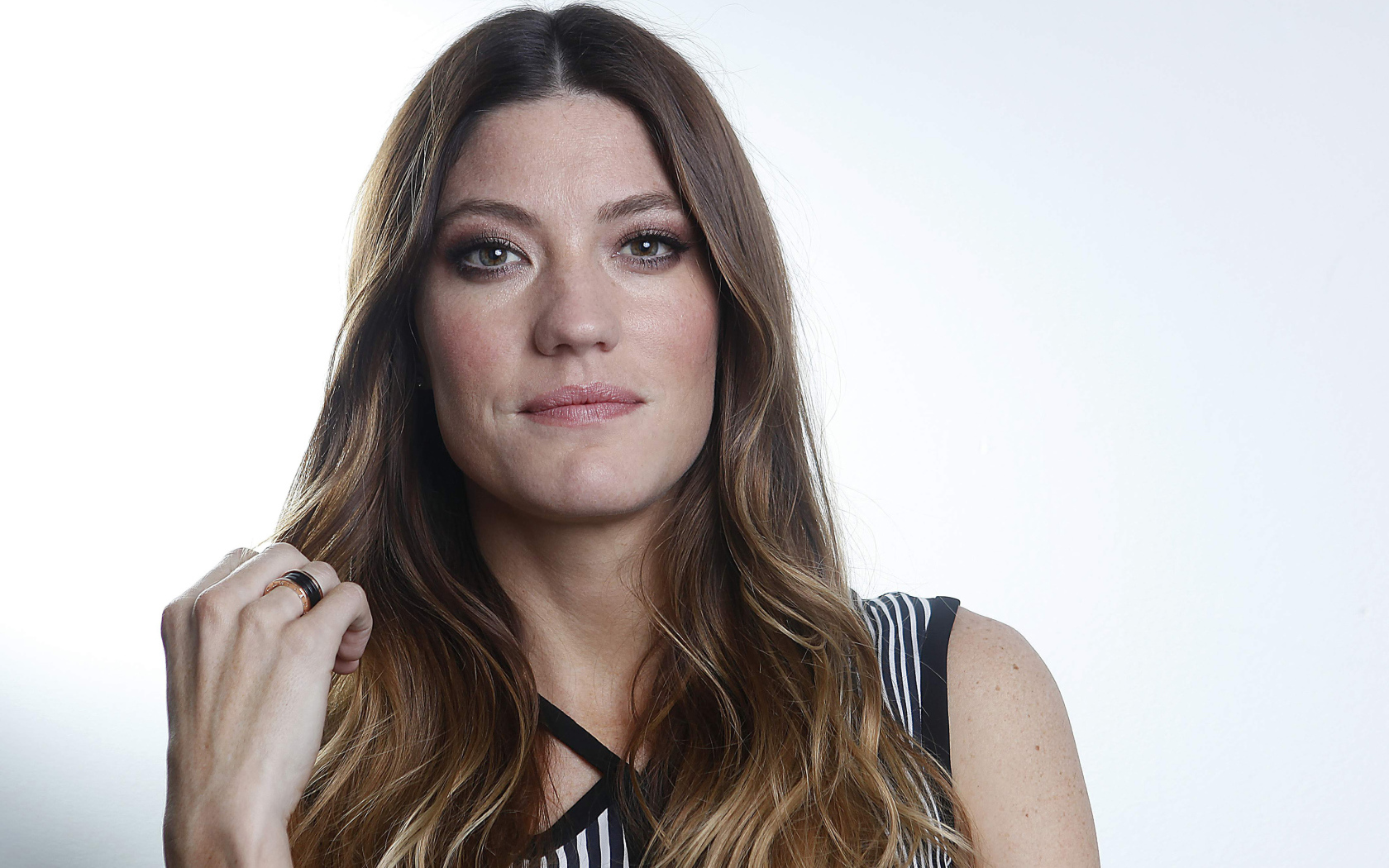 Актриса брюнетка Дженнифер Карпентер фото на белом фоне 