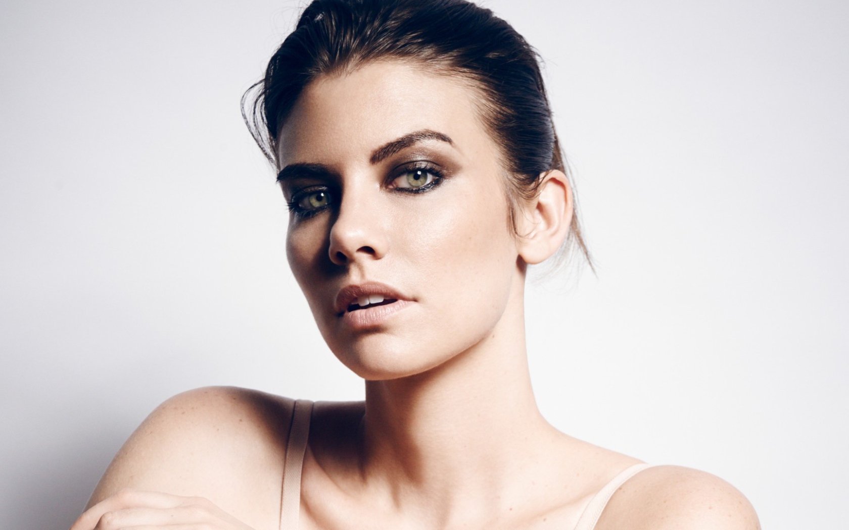 Актриса брюнетка Лорен Коэн 