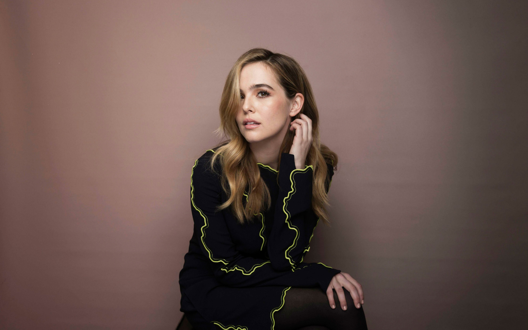 Красивая американская актриса Зои Дойч