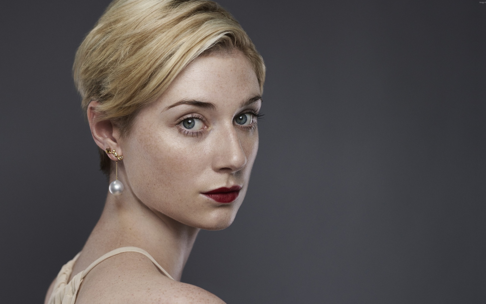 Красивая блондинка актриса Элизабет Дебики, фото на белом фоне