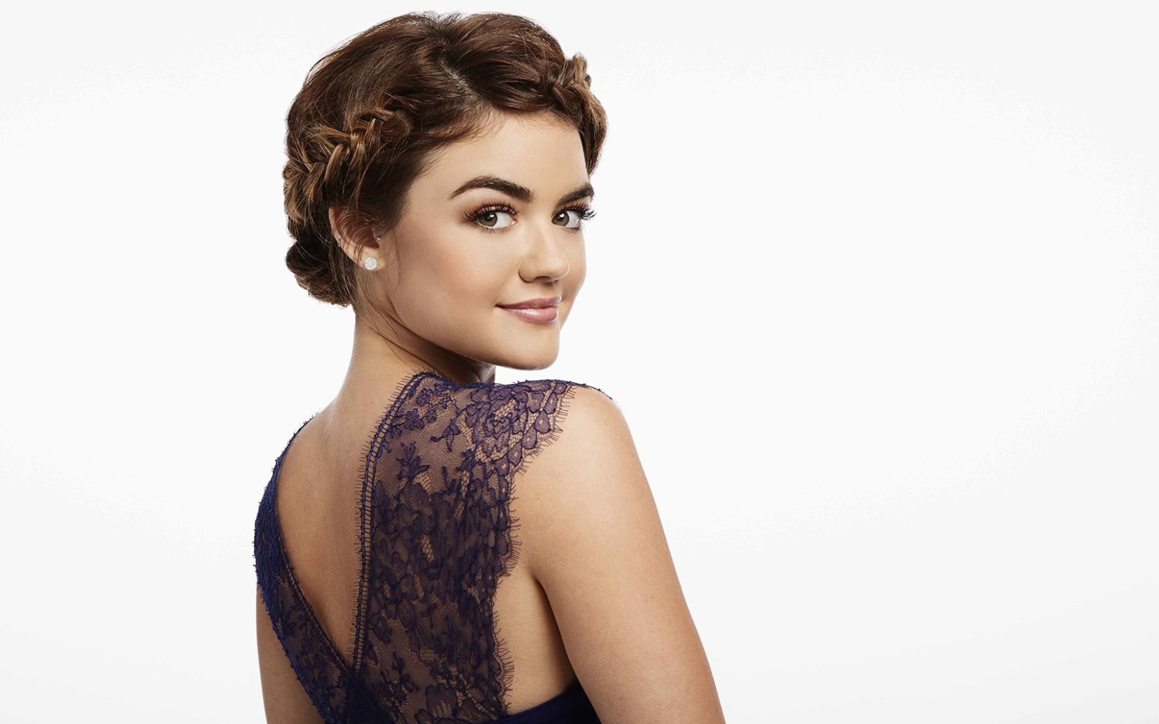 Красивая девушка актриса Люси Хейл 