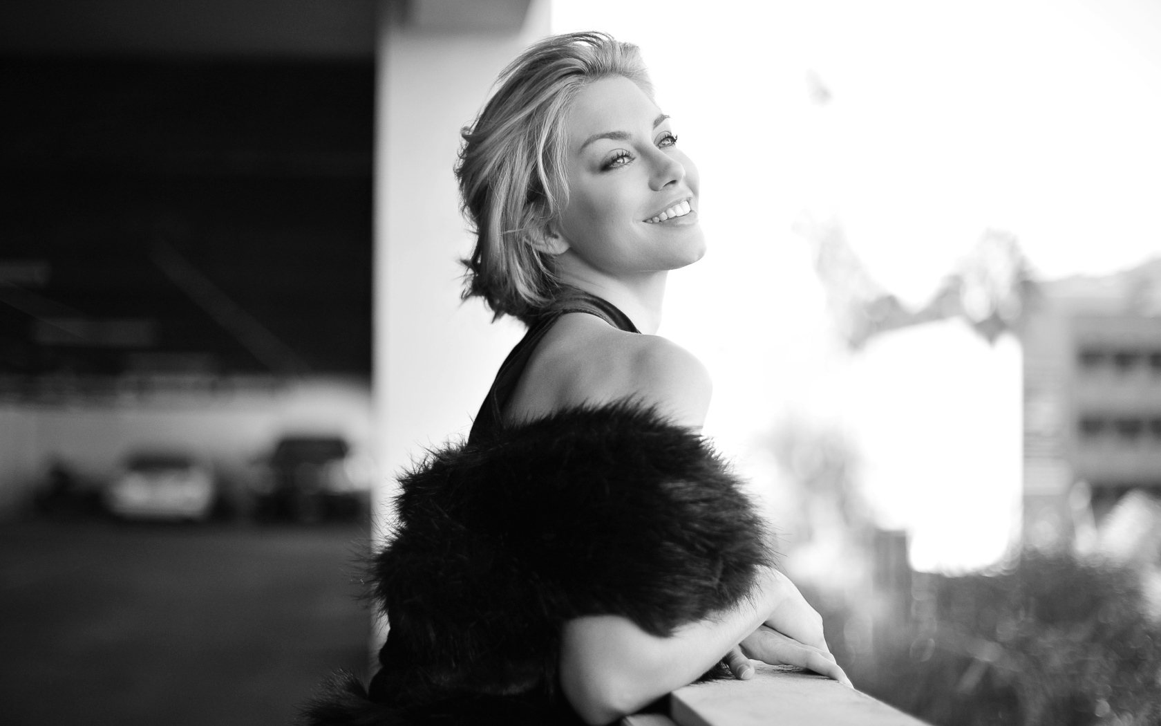 Красивая улыбающаяся актриса Дженнифер Холлэнд черно-белое фото