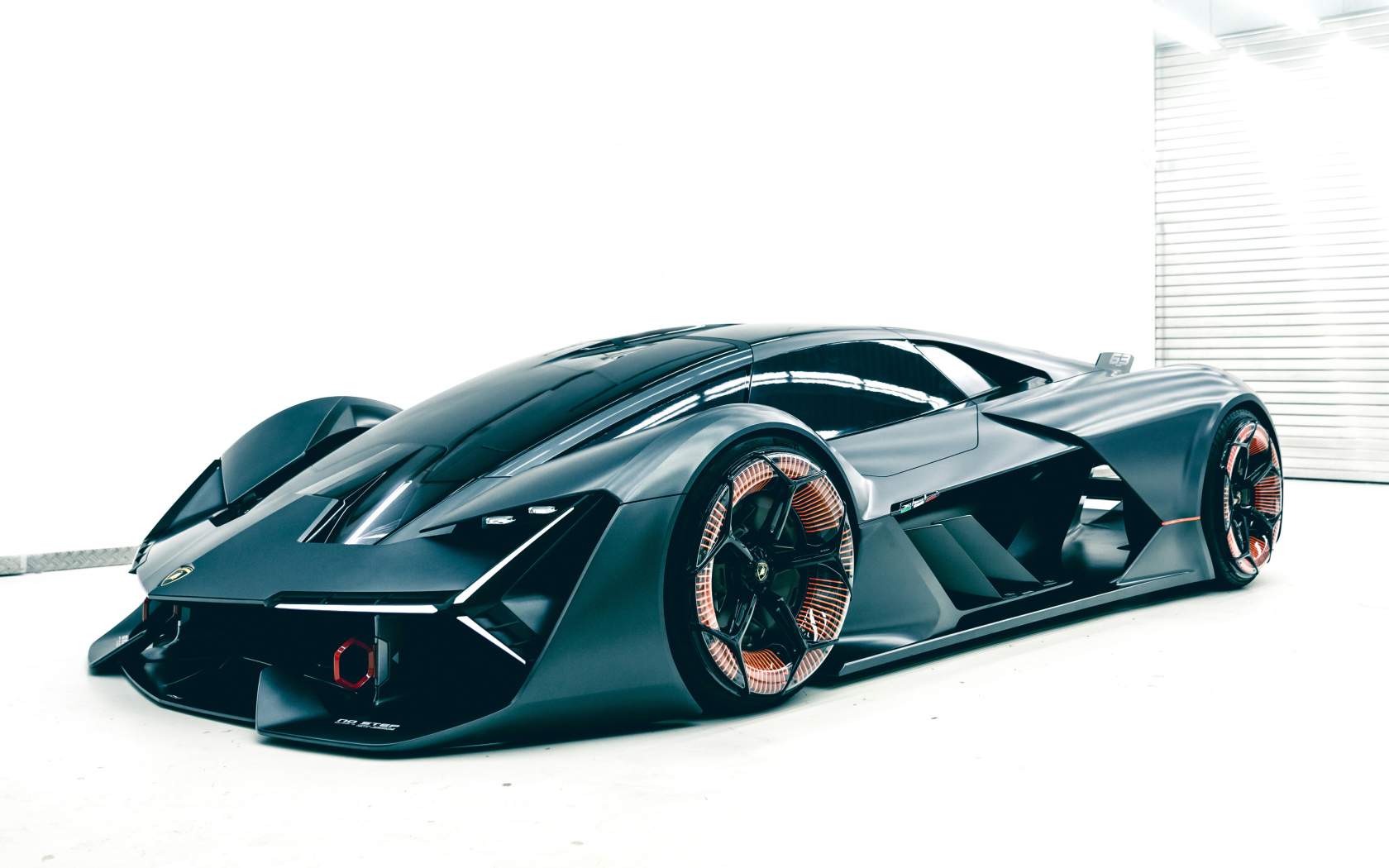 Черный электрический автомобиль Lamborghini Terzo Millennio