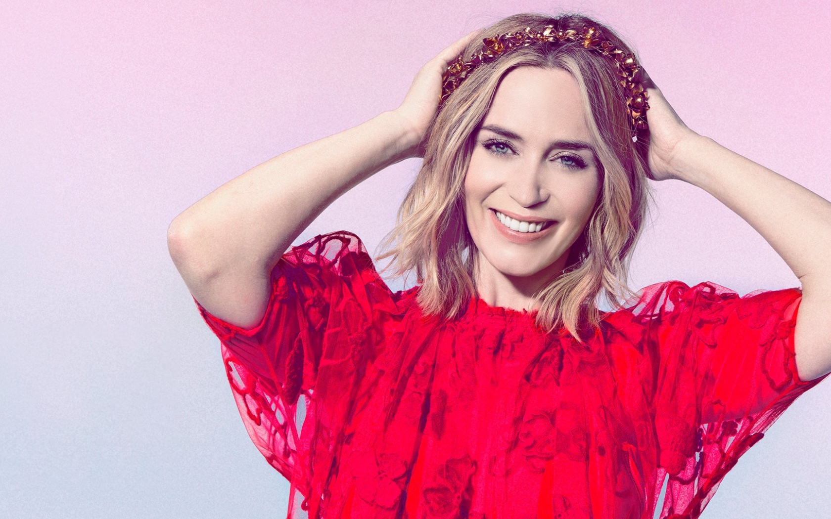 Голубоглазая актриса Эмили Блант в красном платье 