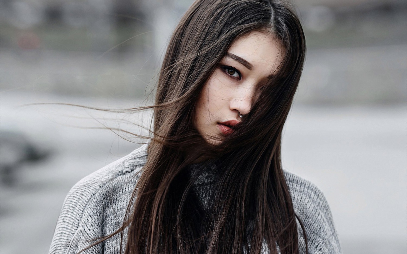 Девушка брюнетка азиатка с пирсингом в носу 