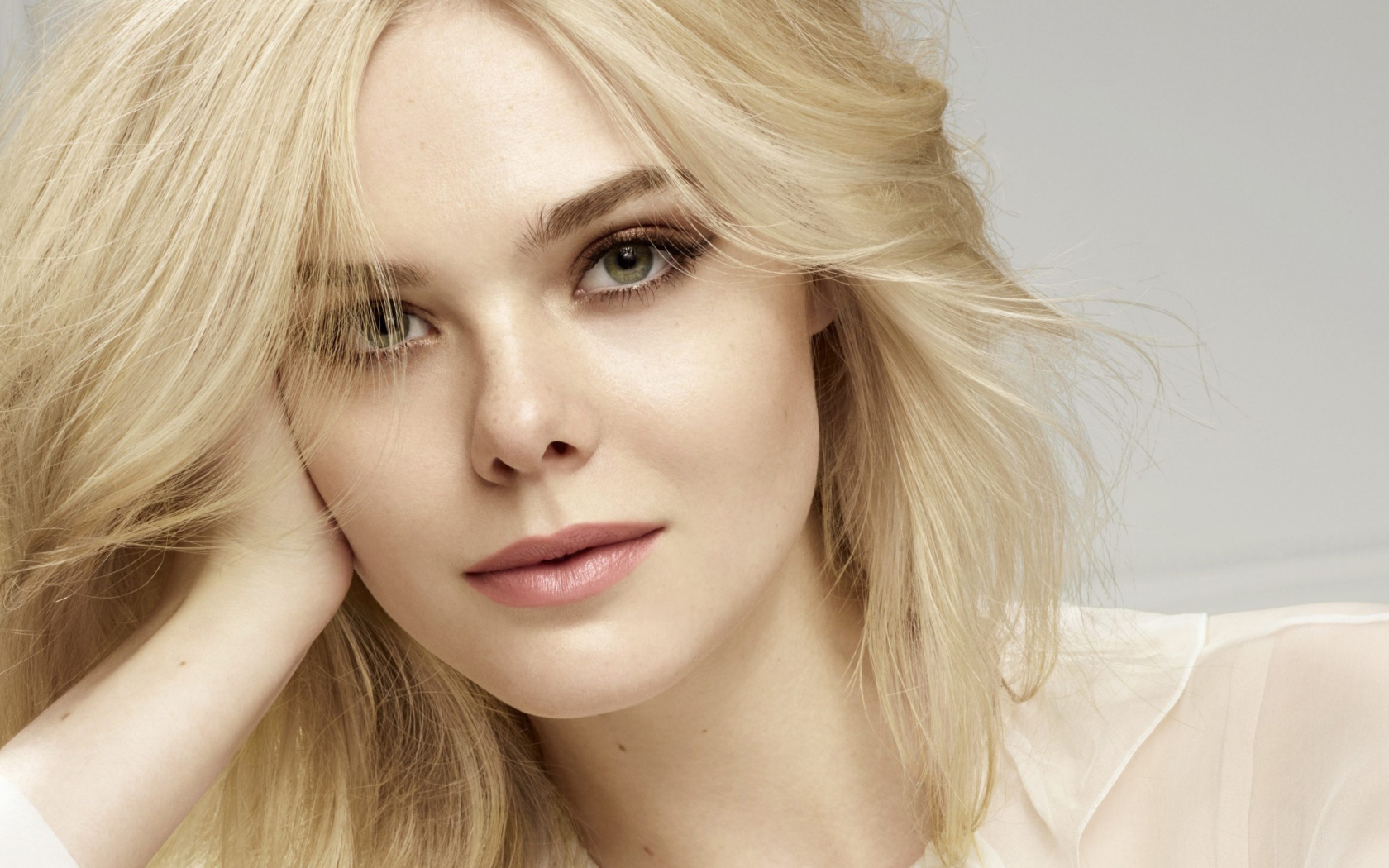 Нежная блондинка актриса Эль Фаннинг