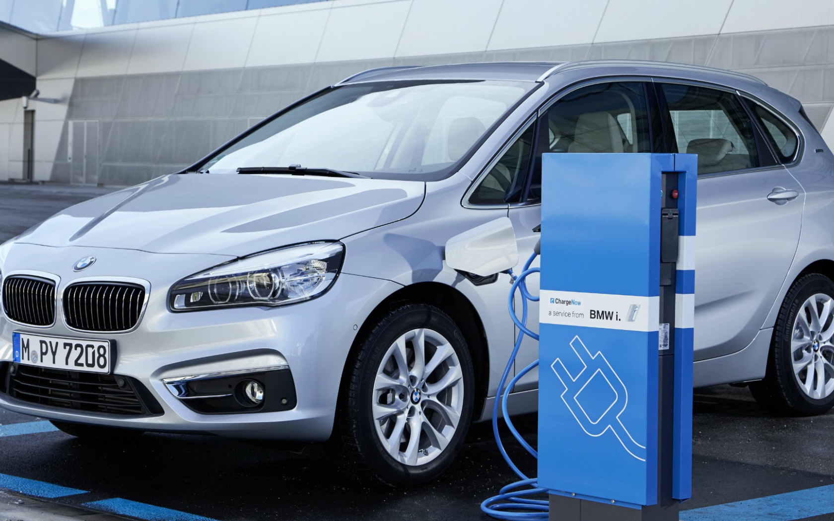 Электромобиль BMW 225xe Active Tourer 2016 на зарядке 