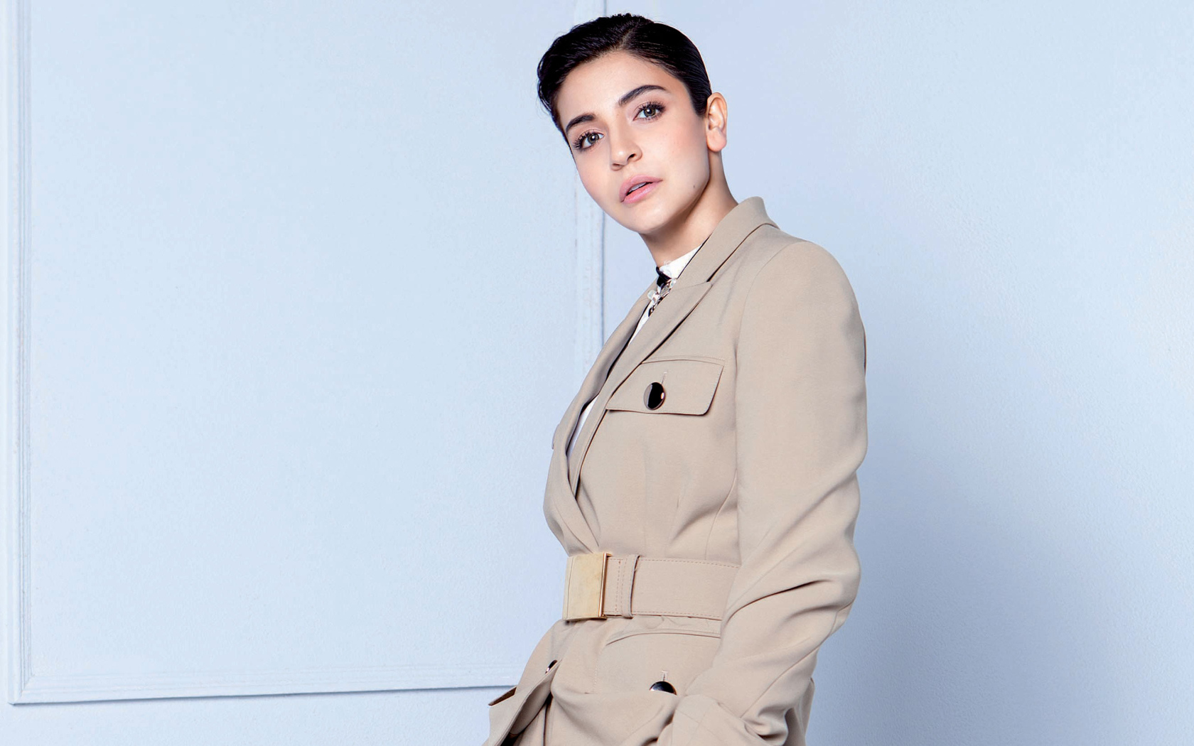 Индийская актриса, модель Анушка Шарма в пальто