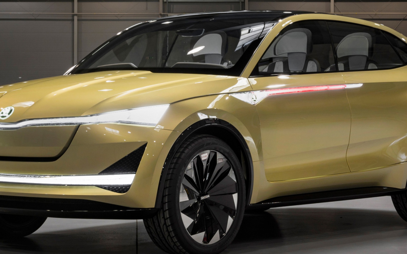Новый электромобиль  Skoda Vision E в гараже